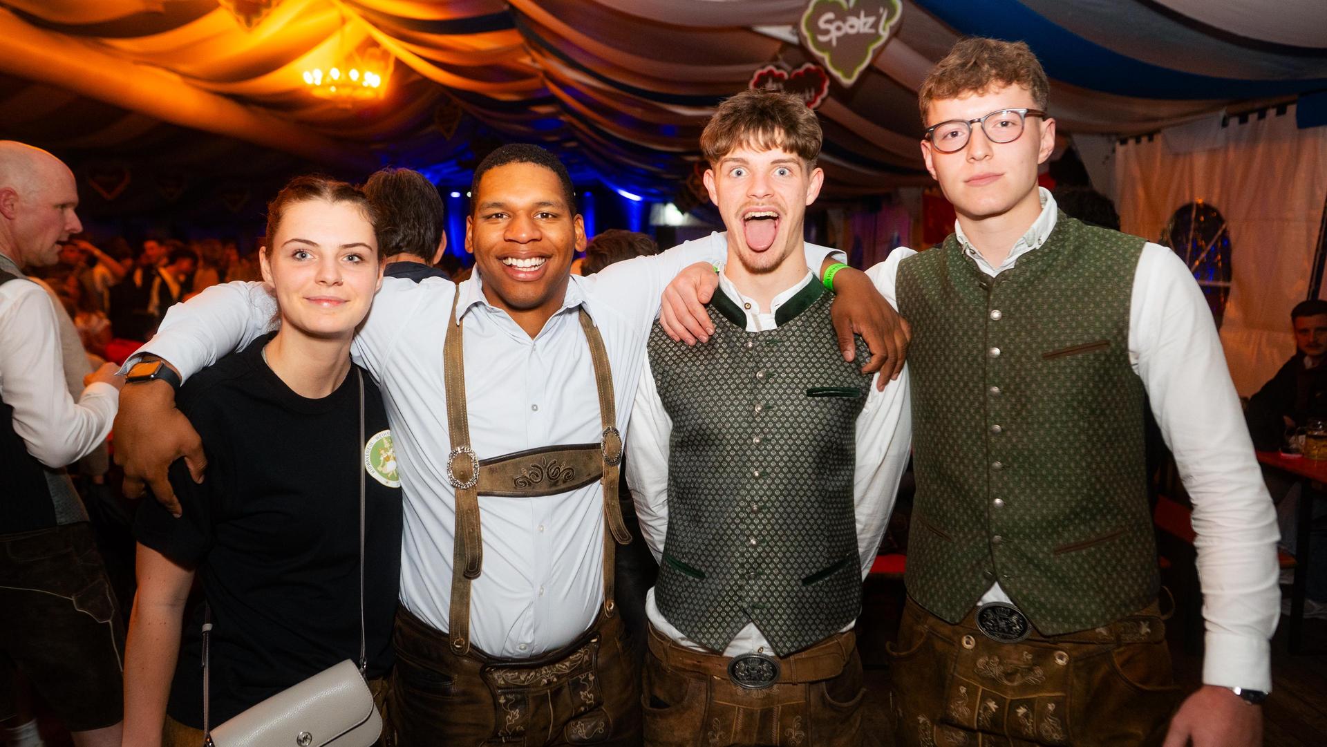 Alle Samstagsbilder der Kirwa in Weiherhammer. (Bild: Hannes Stock)