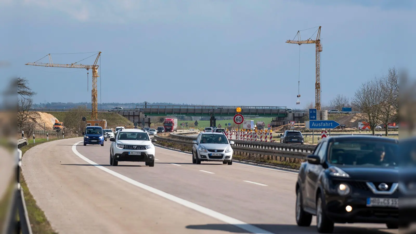 Fahrzeuge fahren auf der Autobahn 19 südlich von Rostock. (Archivbild) (Bild: Frank Hormann/dpa)