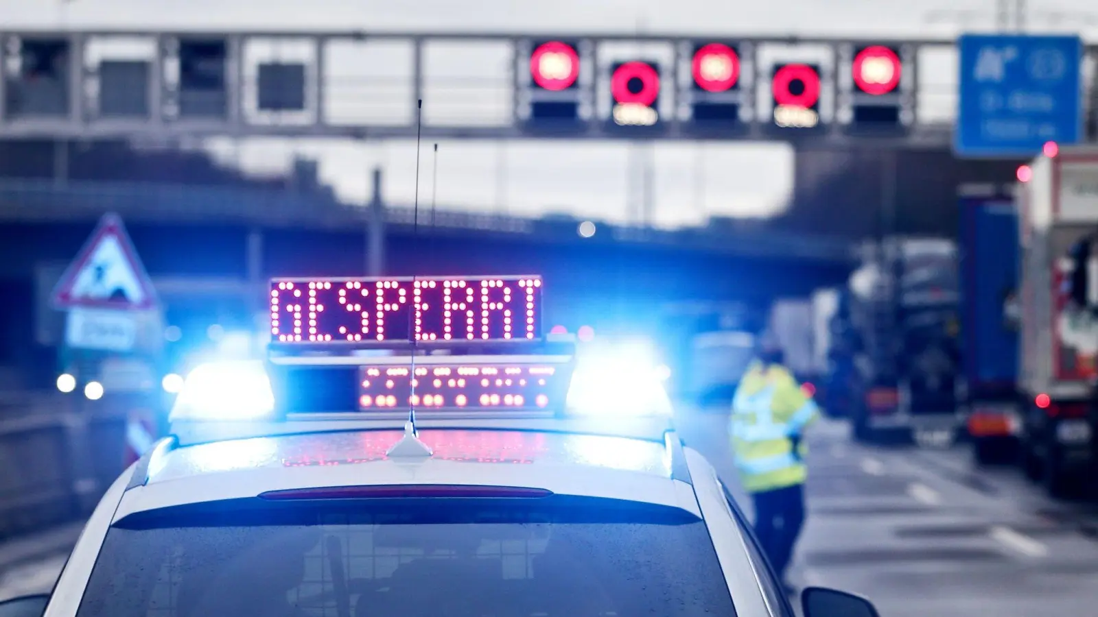 Die Autobahn 93 war nach einem Unfall in Fahrtrichtung Regensburg gesperrt.  (Symbolbild: David Young/dpa)