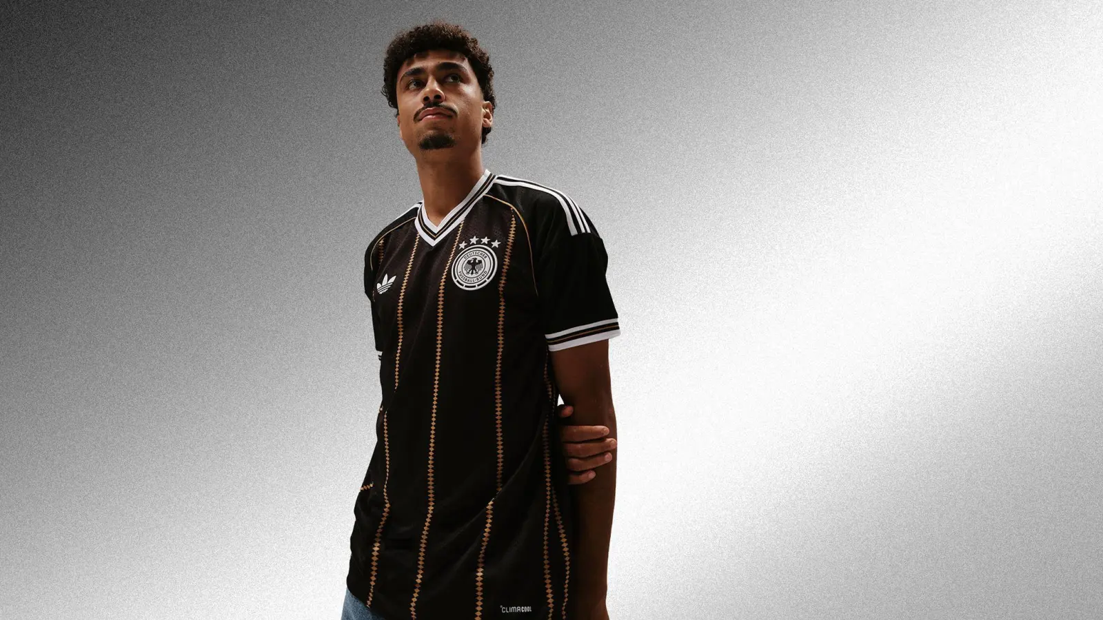 Die Nationalmannschaft trägt das Abschiedsshirt von Ausrüster Adidas früher als gedacht.  (Bild: -/DFB/dpa)