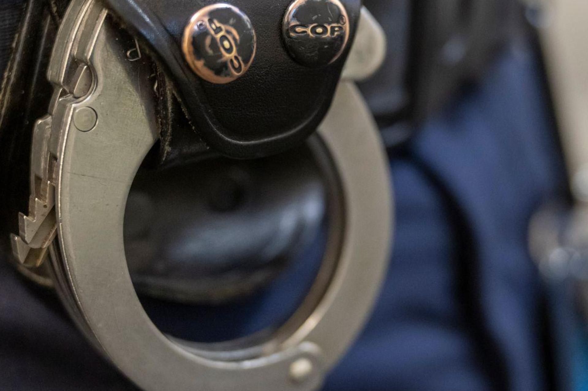 Nachdem ein Mann Polizisten unter Alkoholeinfluss derb beleidigt hat, wurde er in eine Fachklinik eingeliefert. (Symbolbild: Peter Kneffel/dpa)