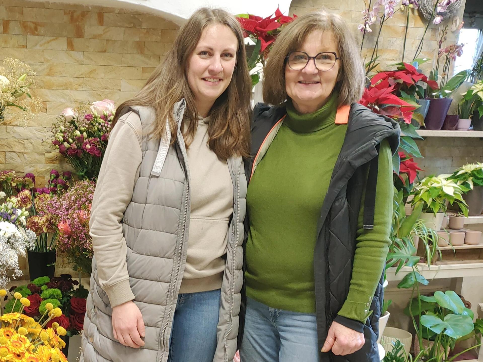 Betreiberin Gerlinde Girke (links) und ihre Tochter Melanie müssen ihr Geschäft „Blumen Wildbrett” in Weiden aus Personal- und gesundheitlichen Gründen aufgeben.  (Bild: ald)
