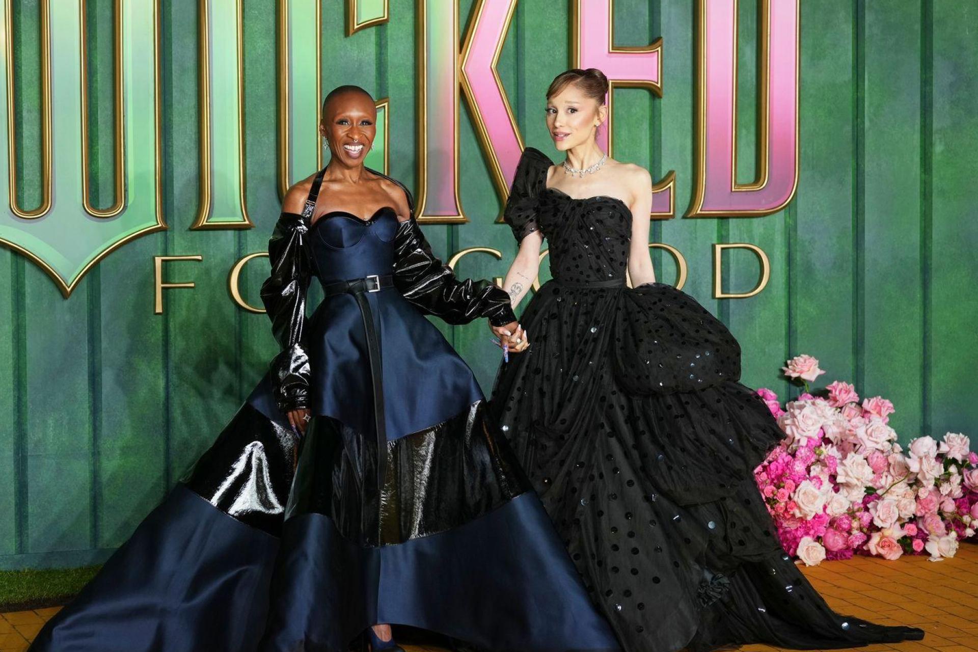 Cynthia Erivo, links, eilte Ariana Grande bei dem Vorfall in Singapur zu Hilfe. (Archivbild) (Bild: Scott A Garfitt/Invision/AP/dpa)