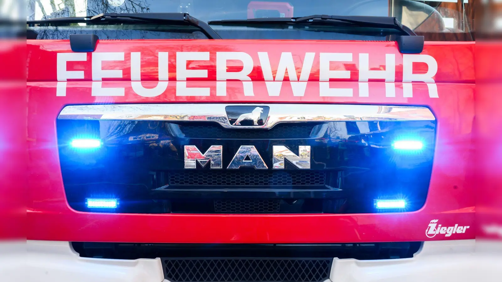 Auf dem Weidener Bahnhof ist am Sonntagvormittag in einer Diesellok ein Feuer ausgebrochen. Die Feuerwehr hatte den Brand aber schnell unter Kontrolle. (Symbolbild: Julian Stratenschulte/dpa)