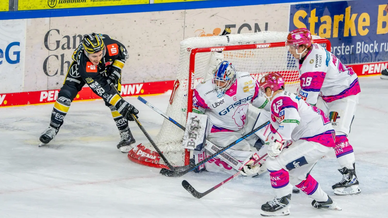 Eisbären-Goalie Jonas Neffin steht im Aufgebot für den Deutschland-Cup in Düsseldorf. Er ist nicht der einzige Spieler mit Weidener Vergangenheit, der nominiert wurde.  (Bild: Maximilian Koch/dpa)