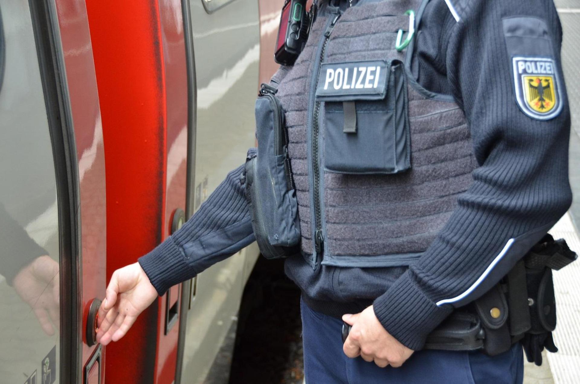Bundespolizisten haben in der Nacht von Samstag auf Sonntag (5. Juli) drei vermisste Mädchen im Alter von 13, 14 und 16 Jahren am Hauptbahnhof Regensburg in Gewahrsam genommen. (Symbolbild: Bundespolizei)
