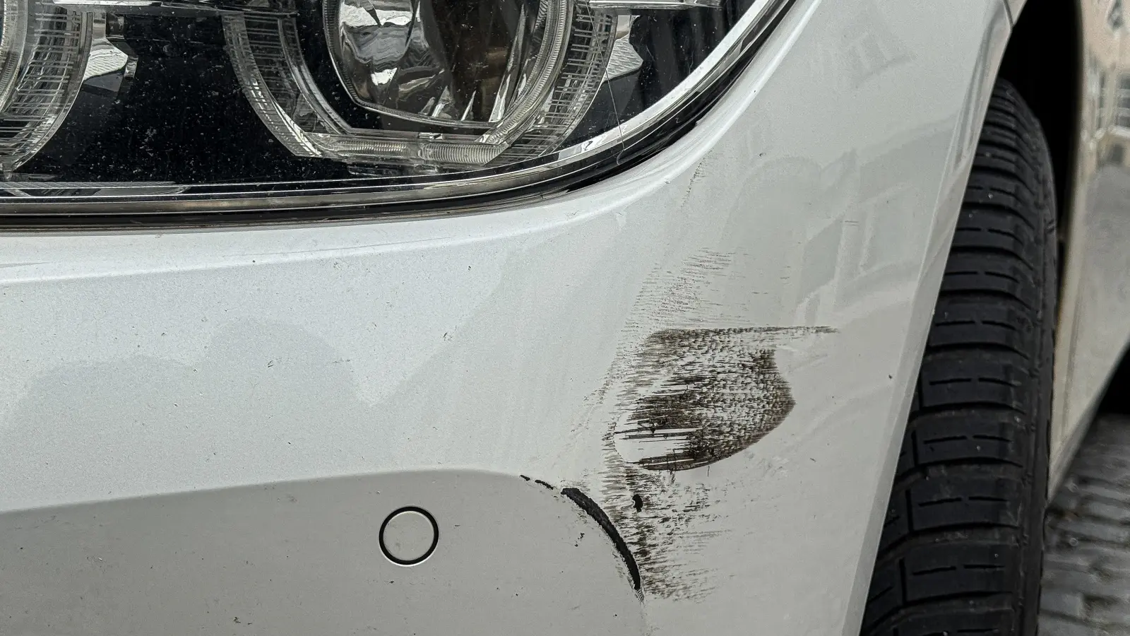 Nach einem Zusammenstoß in der Brenner-Schäffer-Straße in Weiden sucht die Polizei nach einem flüchtigen weißen Auto. (Symbolbild: Stephan Huber)