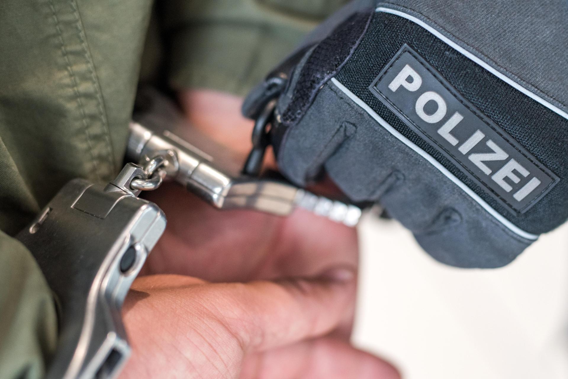 Bundespolizei nimmt gesuchten Wohnungseinbrecher bei Grenzkontrolle auf A6 fest. Der Mann wird an Justizbehörden übergeben. (Symbolbild: Foto Bundespolizei)