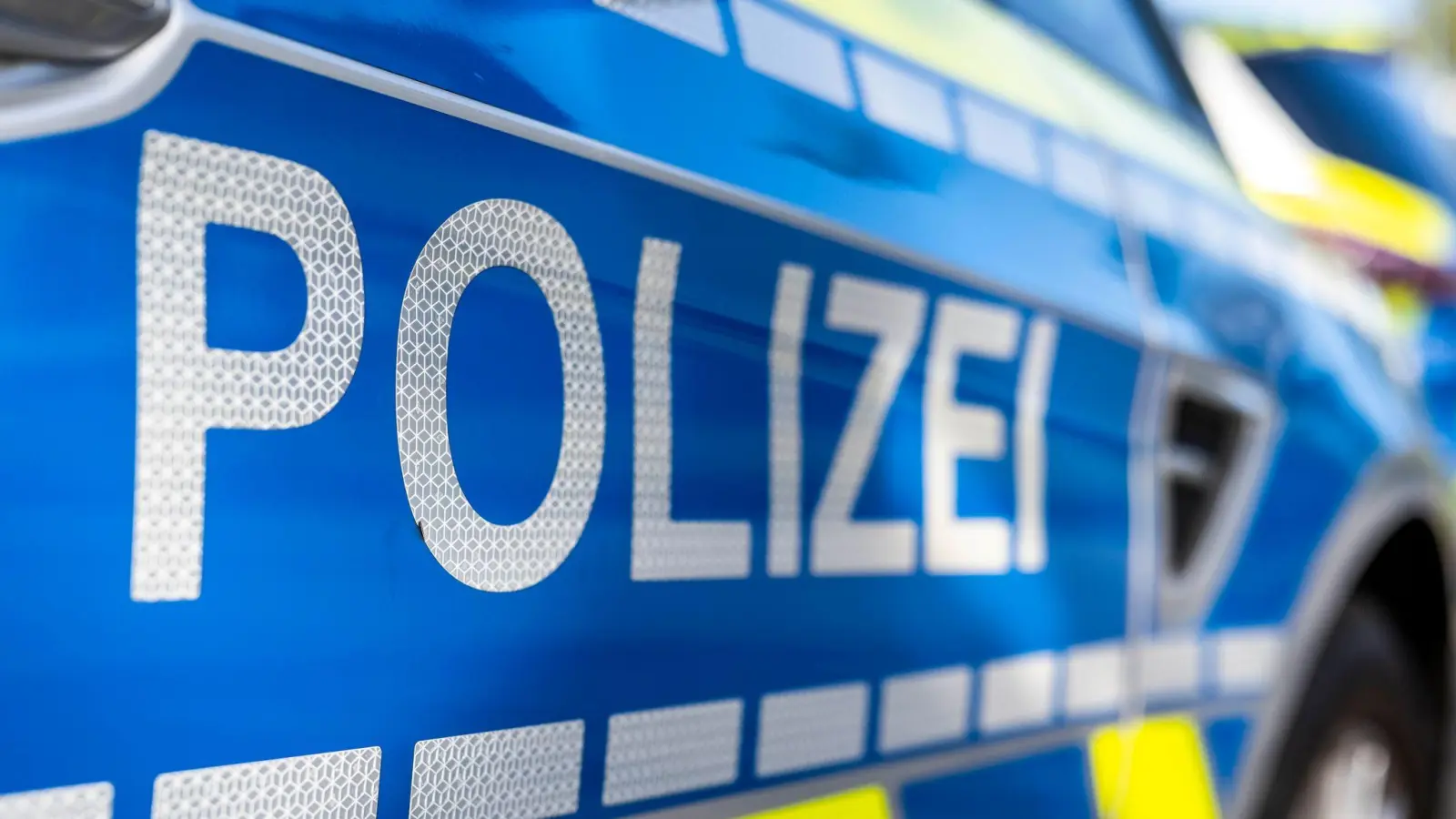 Mehrere Streifen fuhren zur Endhaltestelle, nachdem Passanten den Mann mit Schwert gemeldet hatten.  (Symbolbild: David Inderlied/dpa)
