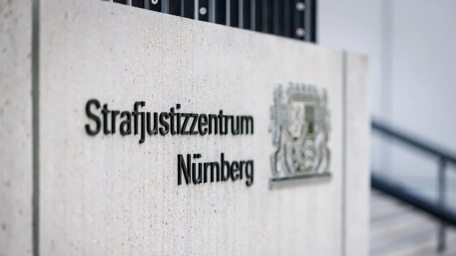 Wegen Kindesmissbrauchs per Livestream muss sich ein 53 Jahre alter Mann in Nürnberg verantworten. (Symbolbild) (Bild: Daniel Karmann/dpa)