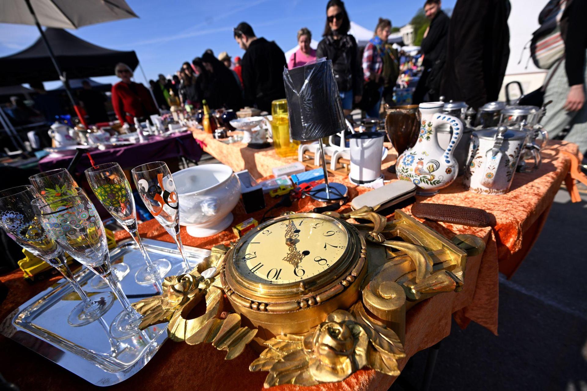 Was nehmen die Leute eigentlich bei einem Flohmarkt mit nach Hause? (Symbolbild: Felix Hörhager/dpa)