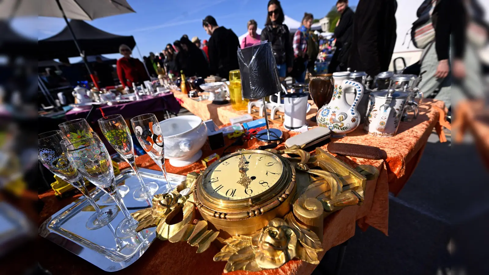 Was nehmen die Leute eigentlich bei einem Flohmarkt mit nach Hause? (Symbolbild: Felix Hörhager/dpa)