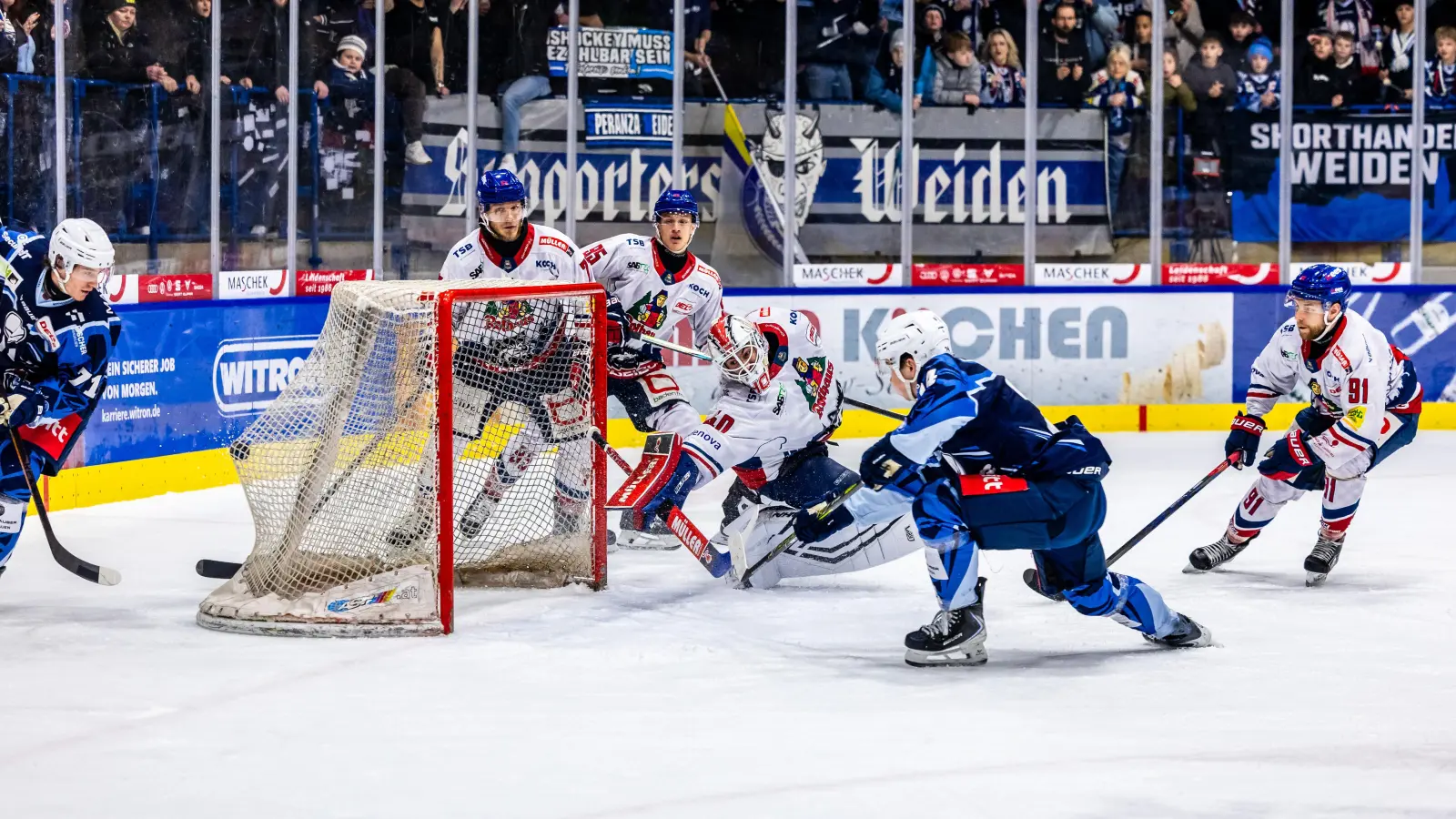 Da schaute alles noch gut aus: Paul Vinzens (Zweiter von rechts) schoss gegen Ende des ersten Drittels zum 1:0 für die Blue Devils Weiden gegen den EHC Freiburg ein. (Bild: Tobias Neubert)
