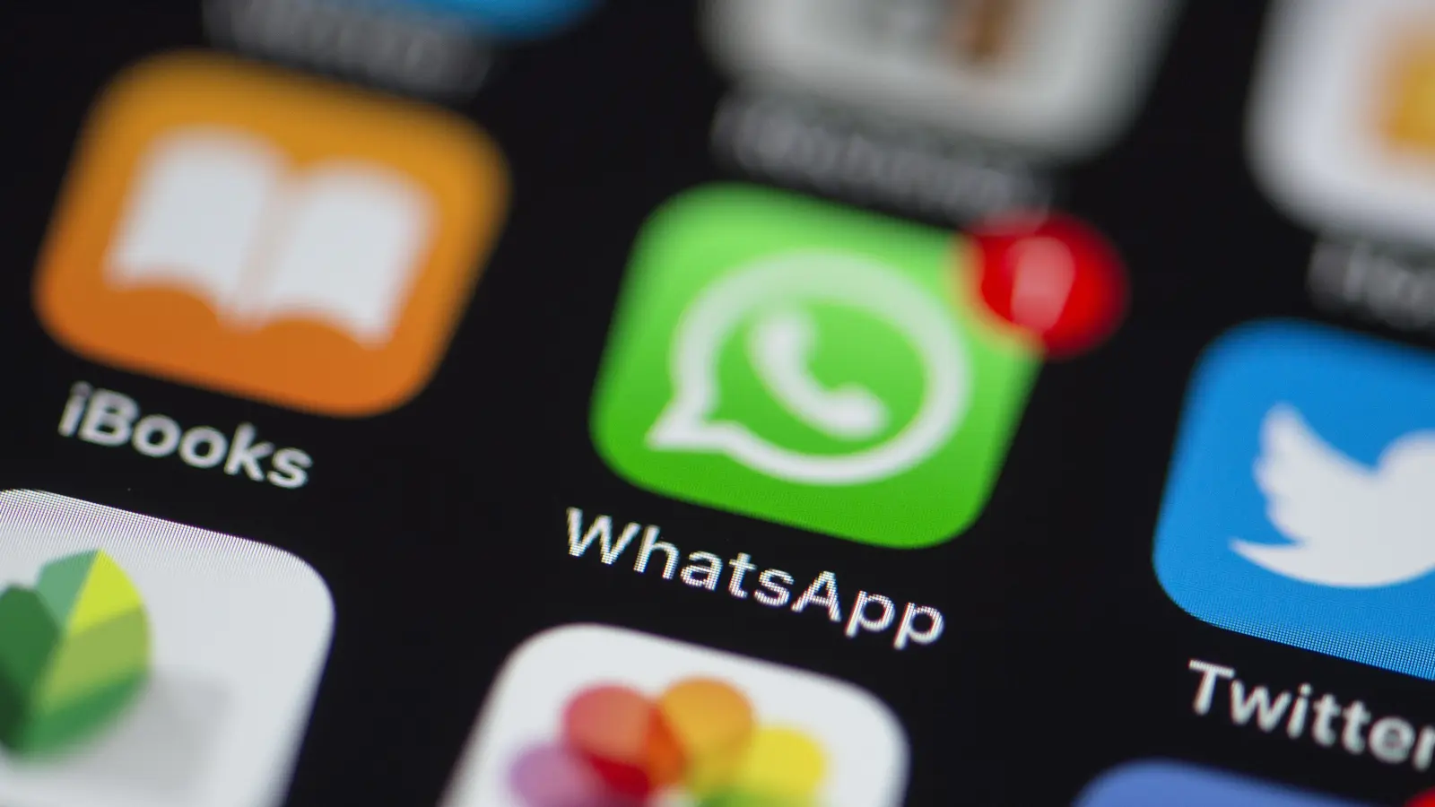 Whatsapp aktualisiert seine Richtlinien. Die Nutzer müssen zustimmen, verlieren sonst den Zugang zur App. (Symbolbild: Silas Stein/dpa)