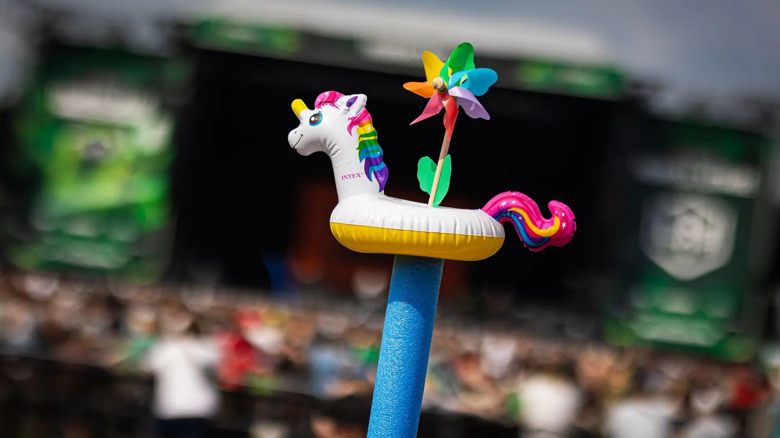 Mehr als Kitsch: das Einhorn besitzt auch eine Symbolkraft. (Symbolbild) (Bild: Moritz Frankenberg/dpa)