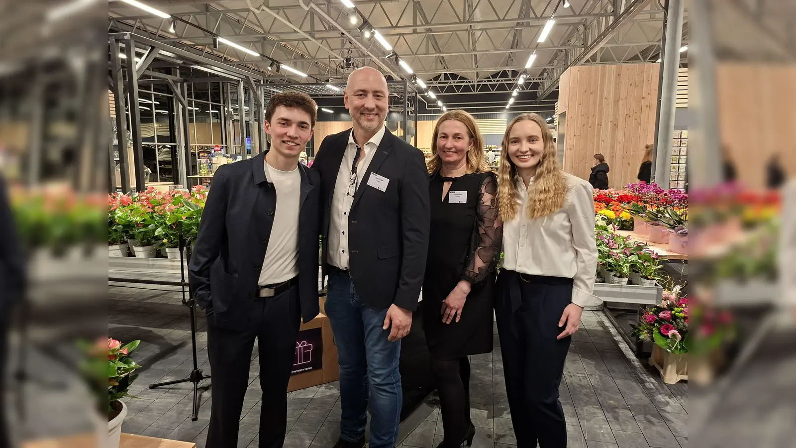 Die Familie Steinhilber – mit Gärtnermeister Reinhard Steinhilber, Ehefrau Christa und den beiden Kindern Ludwig und Julia – haben in Neustadt einen neuen Gartenmarkt zur Ergänzung der Eigenproduktion geschaffen, der weit und breit seinesgleichen sucht. (Foto: Stefan Puhane)