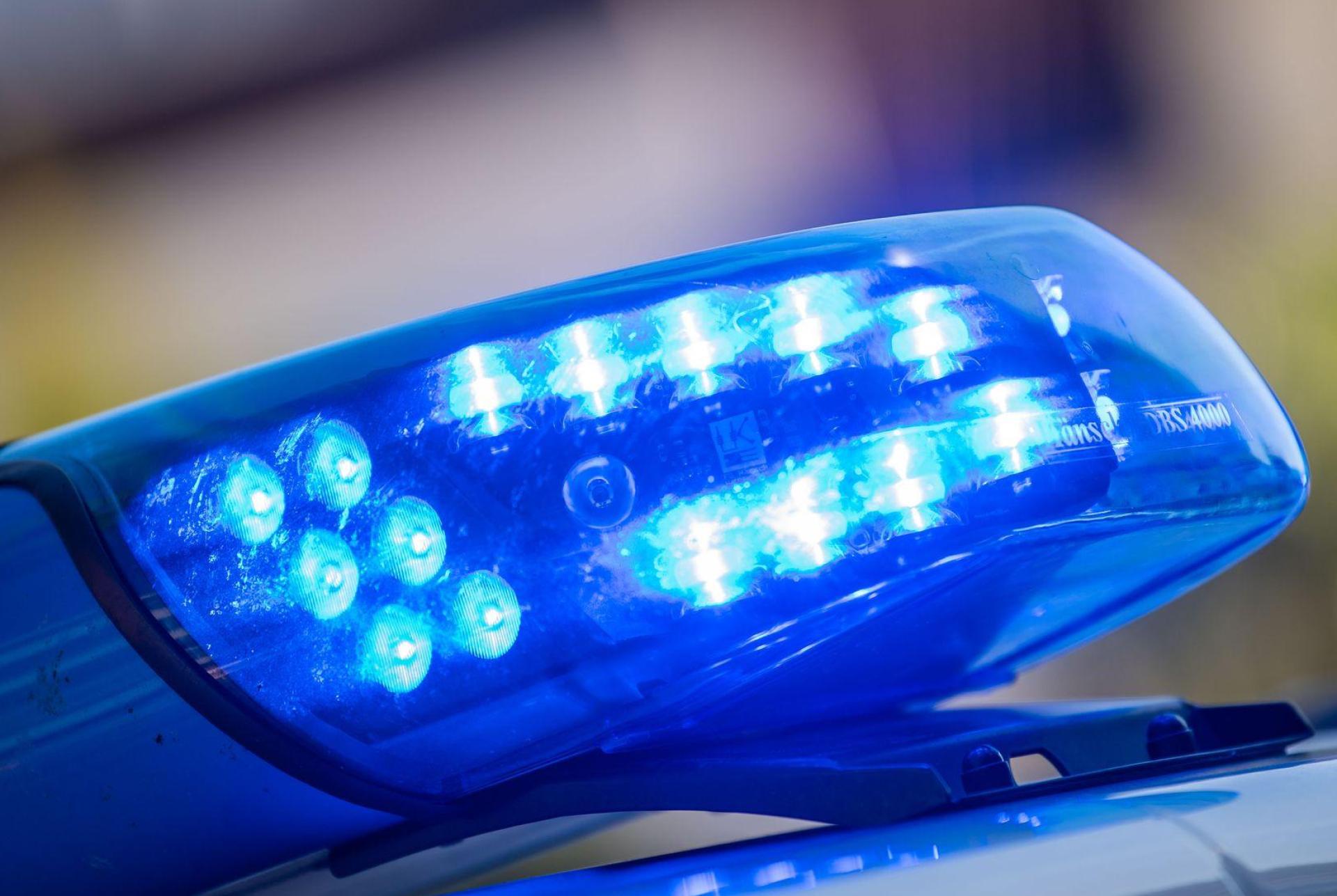 Ein 18-Jähriger aus dem Landkreis Neustadt/WN steht im Verdacht, Anfang Oktober Schmierereien an der Grundschule in Mintraching angebracht zu haben.  (Symbolbild: Lino Mirgeler/dpa)