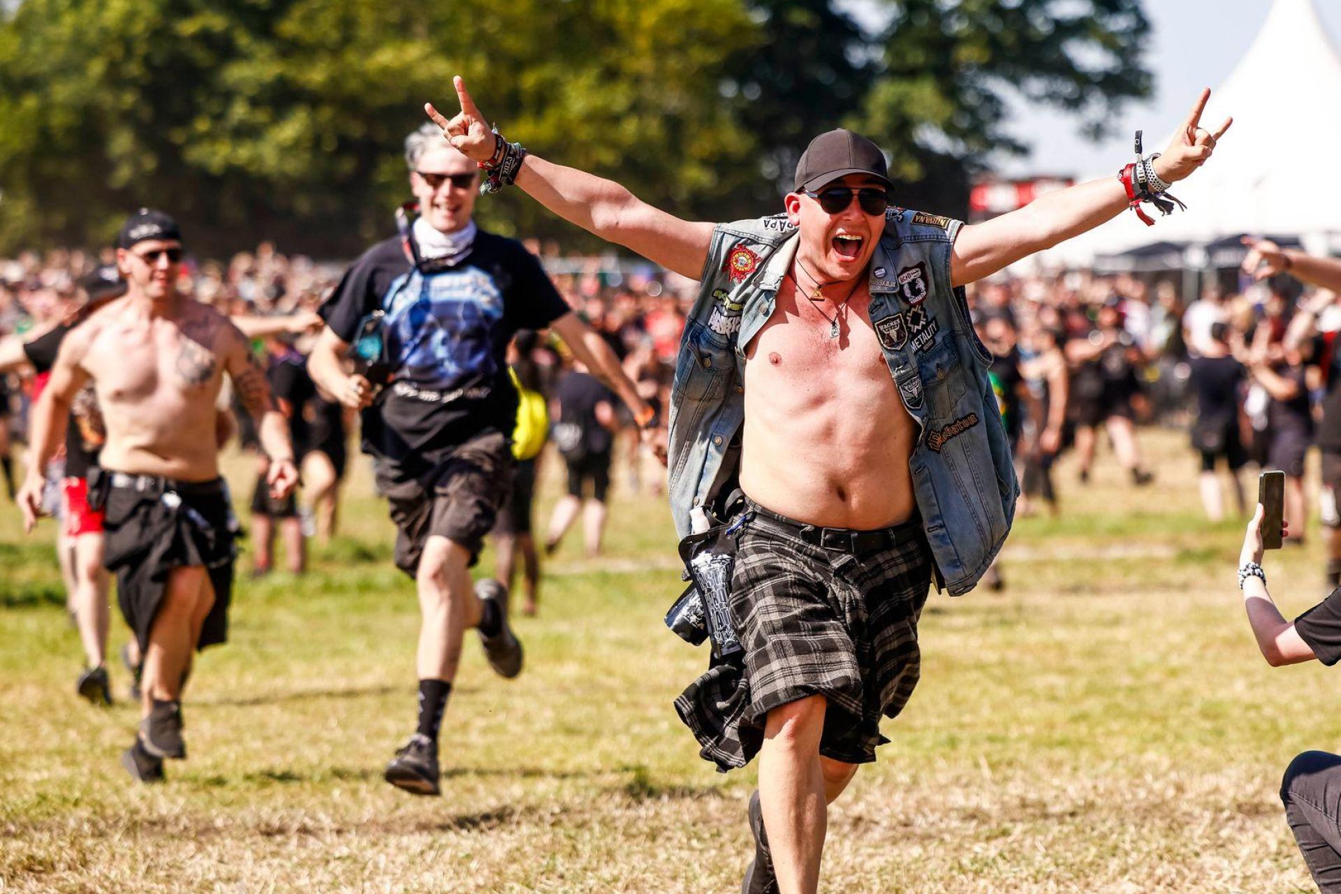 Die Metalfans sind glücklich. (Bild: Frank Molter/dpa)