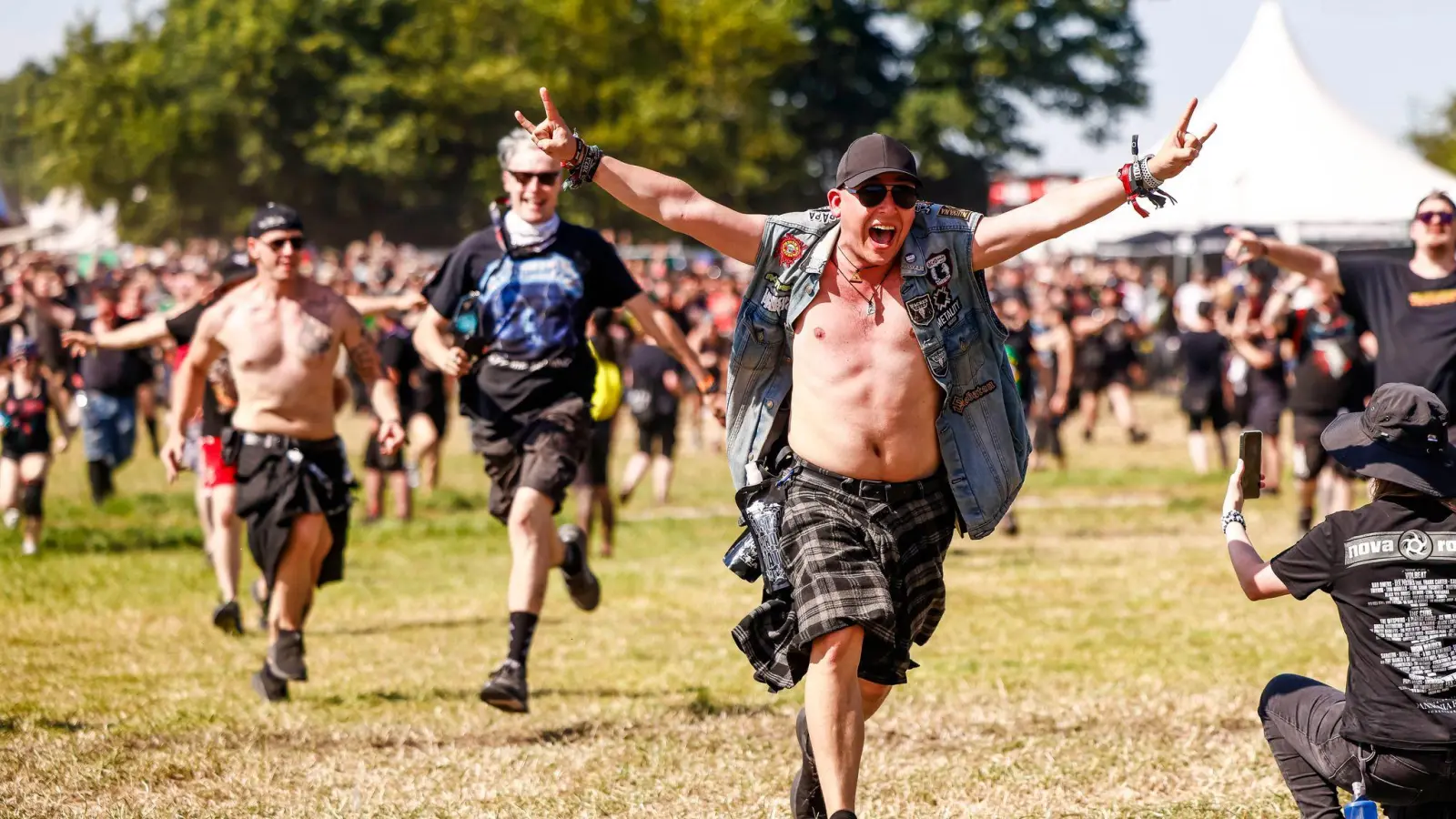 Die Metalfans sind glücklich. (Bild: Frank Molter/dpa)