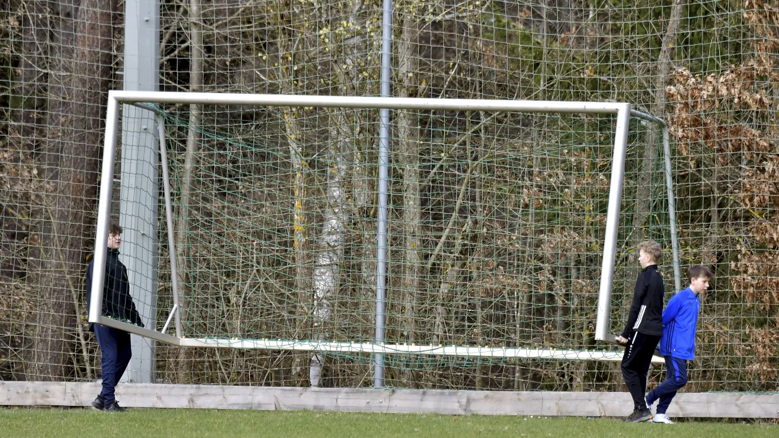 Alle Tore abräumen und den Fußballplatz winterfest machen: Das trifft seit Dienstag auf alle Bezirksligisten zu. (Symbolbild: Hubert Ziegler)