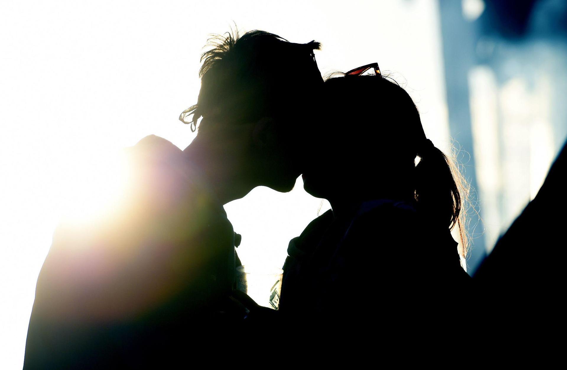Auch wenn es ähnlich viel Mut wie ein Bungeesprung kostet: Über sexuelle Wünsche zu sprechen, macht die Beziehung nur stärker und intimer.  (Symbolbild: Alexander Körner/dpa/dpa-tmn)