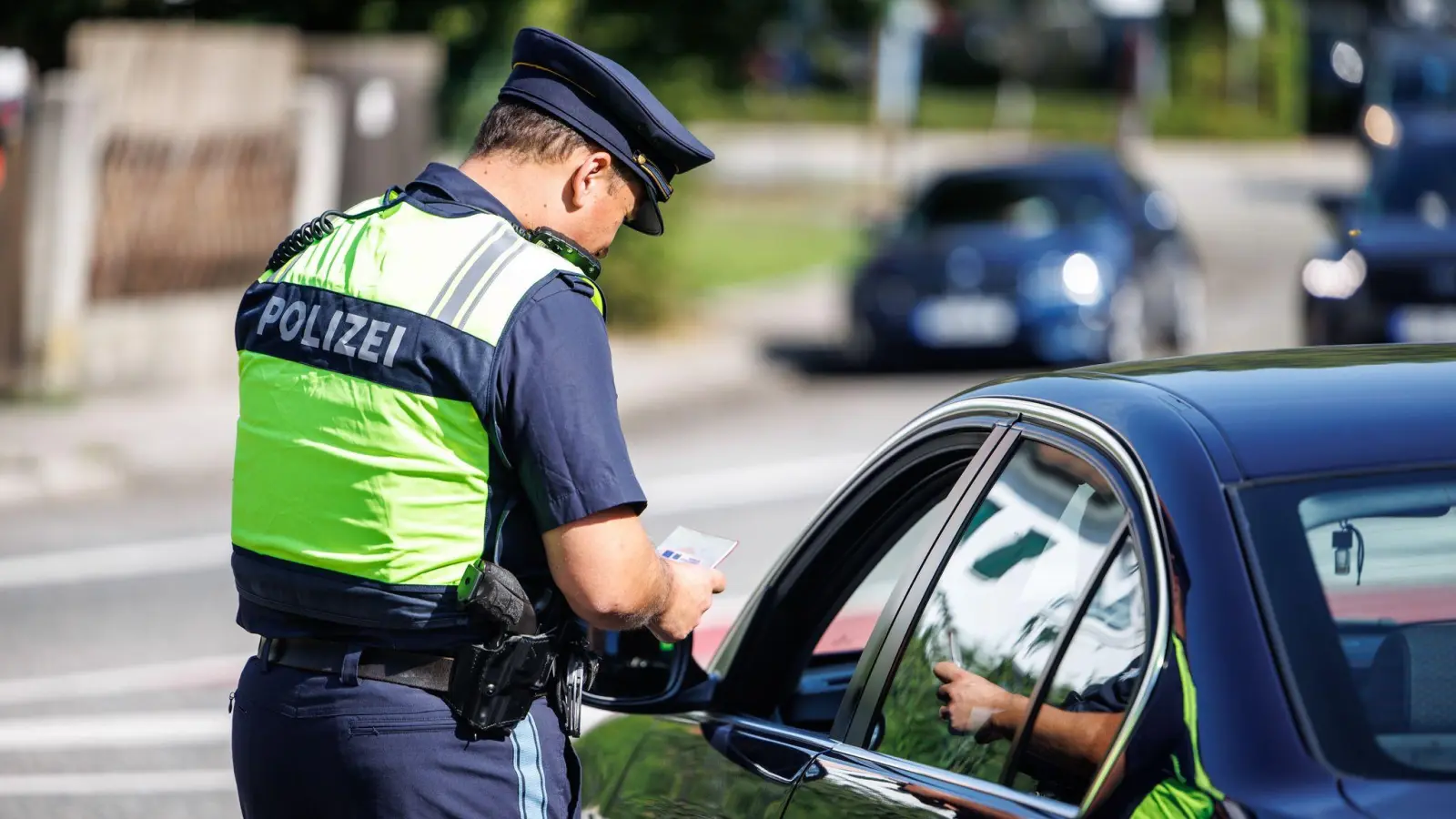 Schleierfahnder der Grenzpolizeiinspektion Waidhaus haben bei Kontrollen am Freitag zwei verbotene Messer sichergestellt. (Symbolbild: Matthias Balk/dpa)