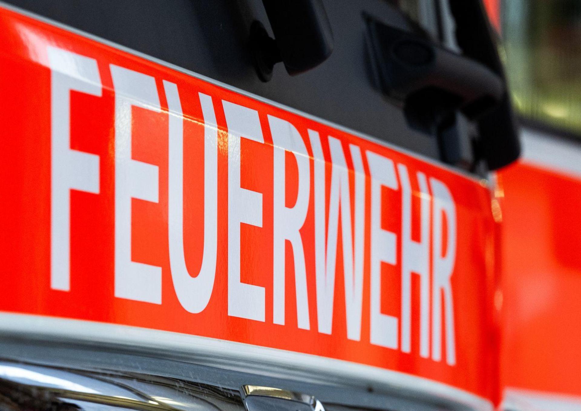 Ein Brand auf einem Frachtschiff auf der Donau bei Regensburg konnte schnell gelöscht werden. Eine Person wurde leicht verletzt.  (Symbolbild: Soeren Stache/dpa)