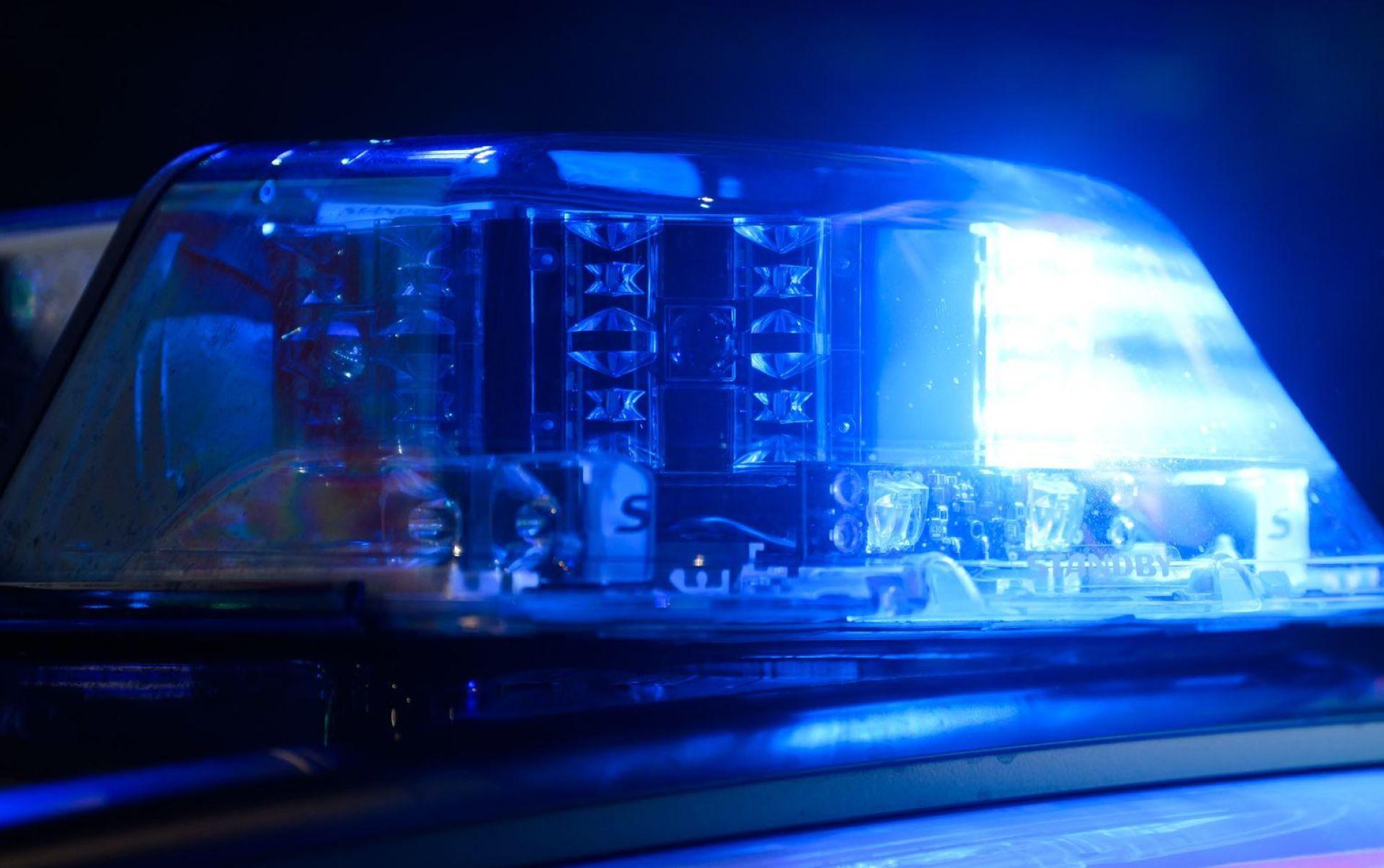 Ein Unbekannter hat mit seinem Fahrzeug in Hütten (Grafenwöhr) eine Hausecke gerammt und beschädigt.  (Symbolbild: Julian Stratenschulte/dpa)