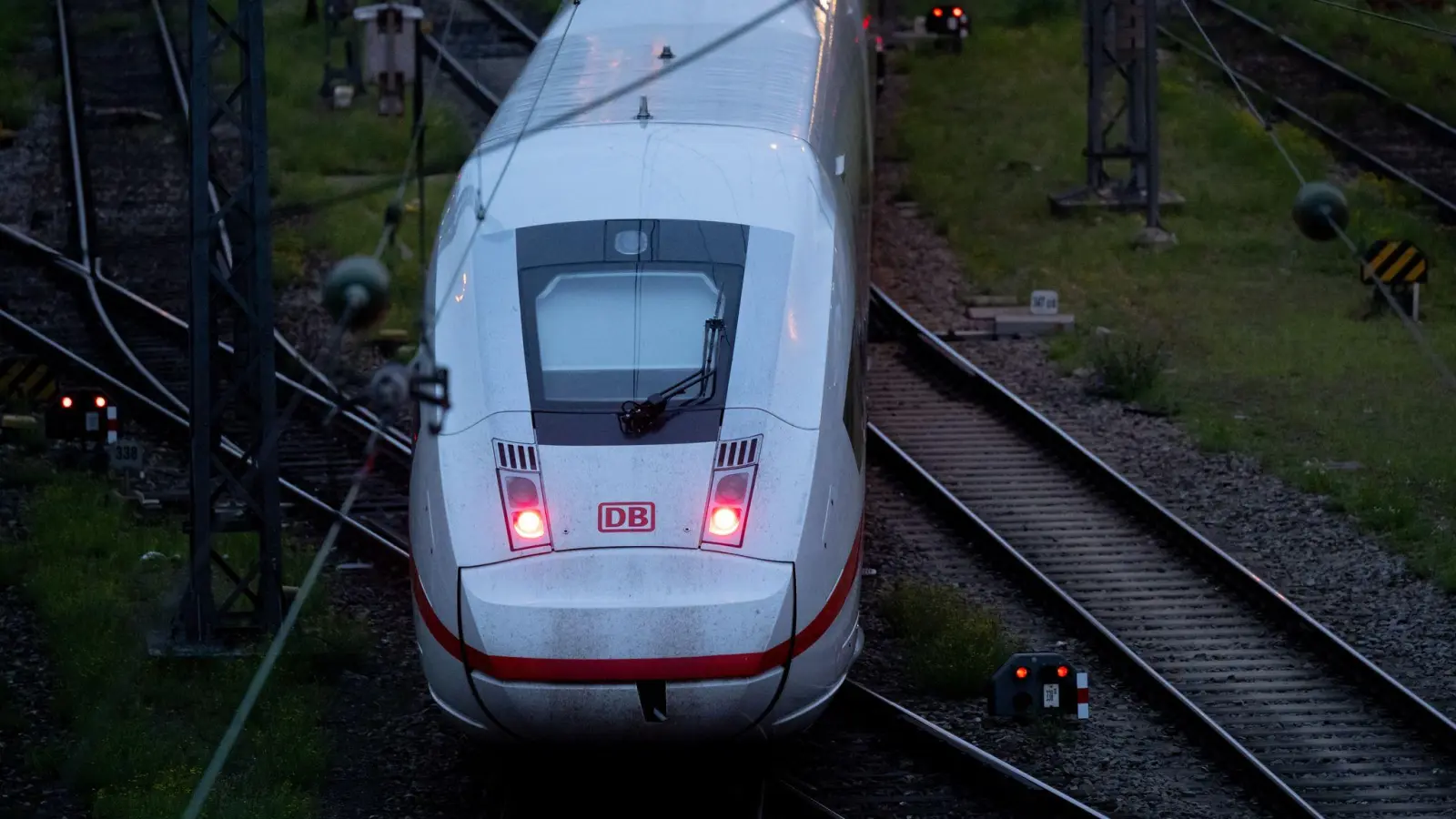Die Deutsche Bahn stellt ihren Fahrplan um. (Symbolbild) (Bild: Sven Hoppe/dpa)