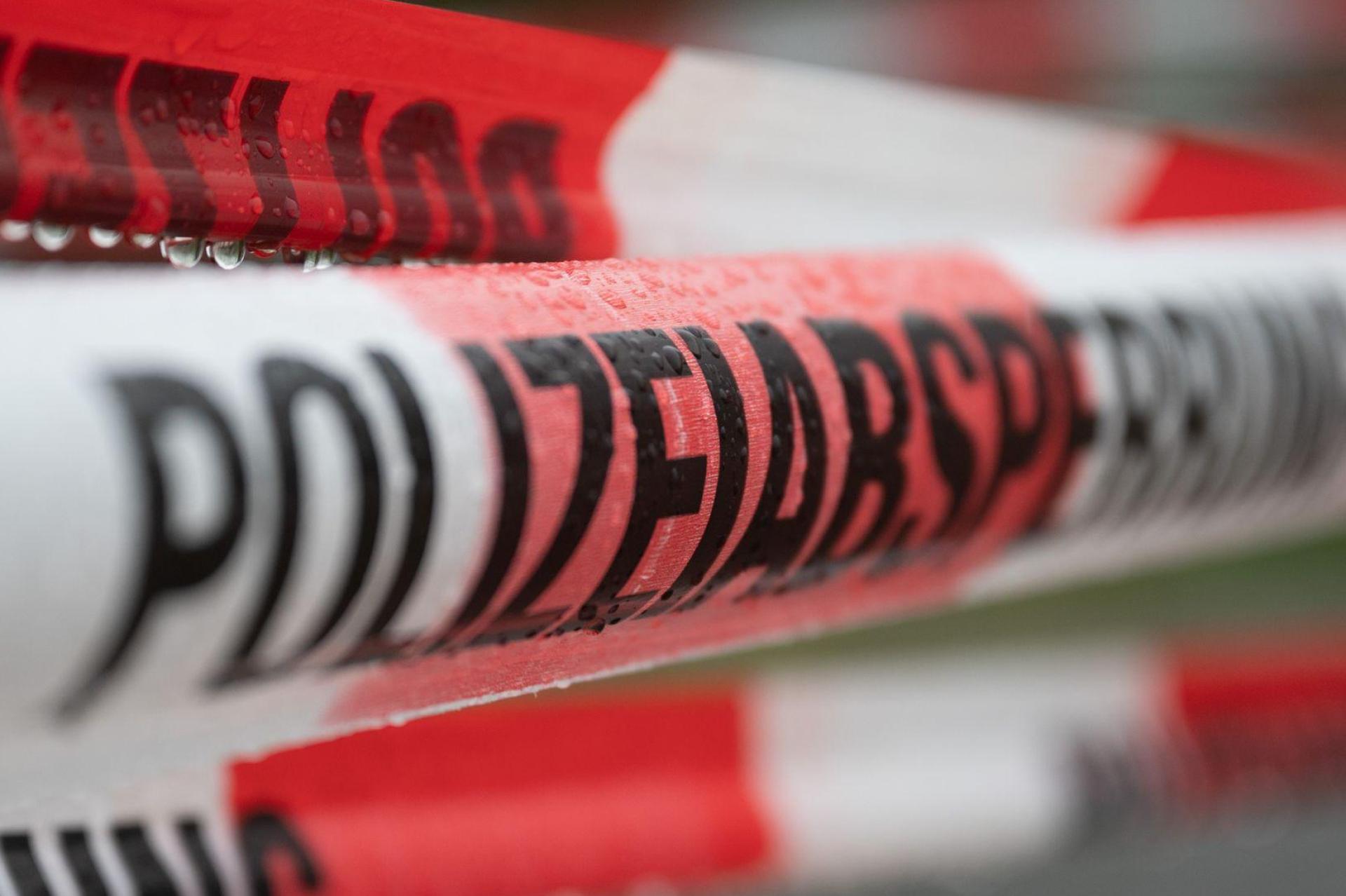 In Bayreuth ist ein Toter gefunden worden. Details sind noch unklar. (Symbolbild) (Bild: Sebastian Kahnert/dpa)