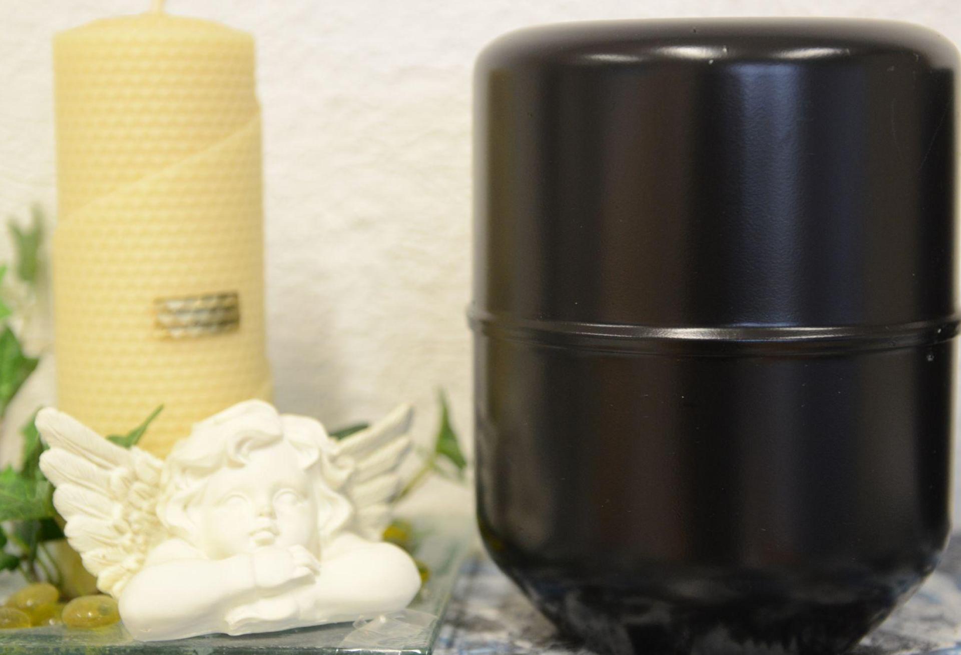 Ein Mann hat für die Rückgabe von mehr als 30 Urnen Lösegeld gefordert. (Symbolbild) (Bild: Patrick Seeger/dpa)