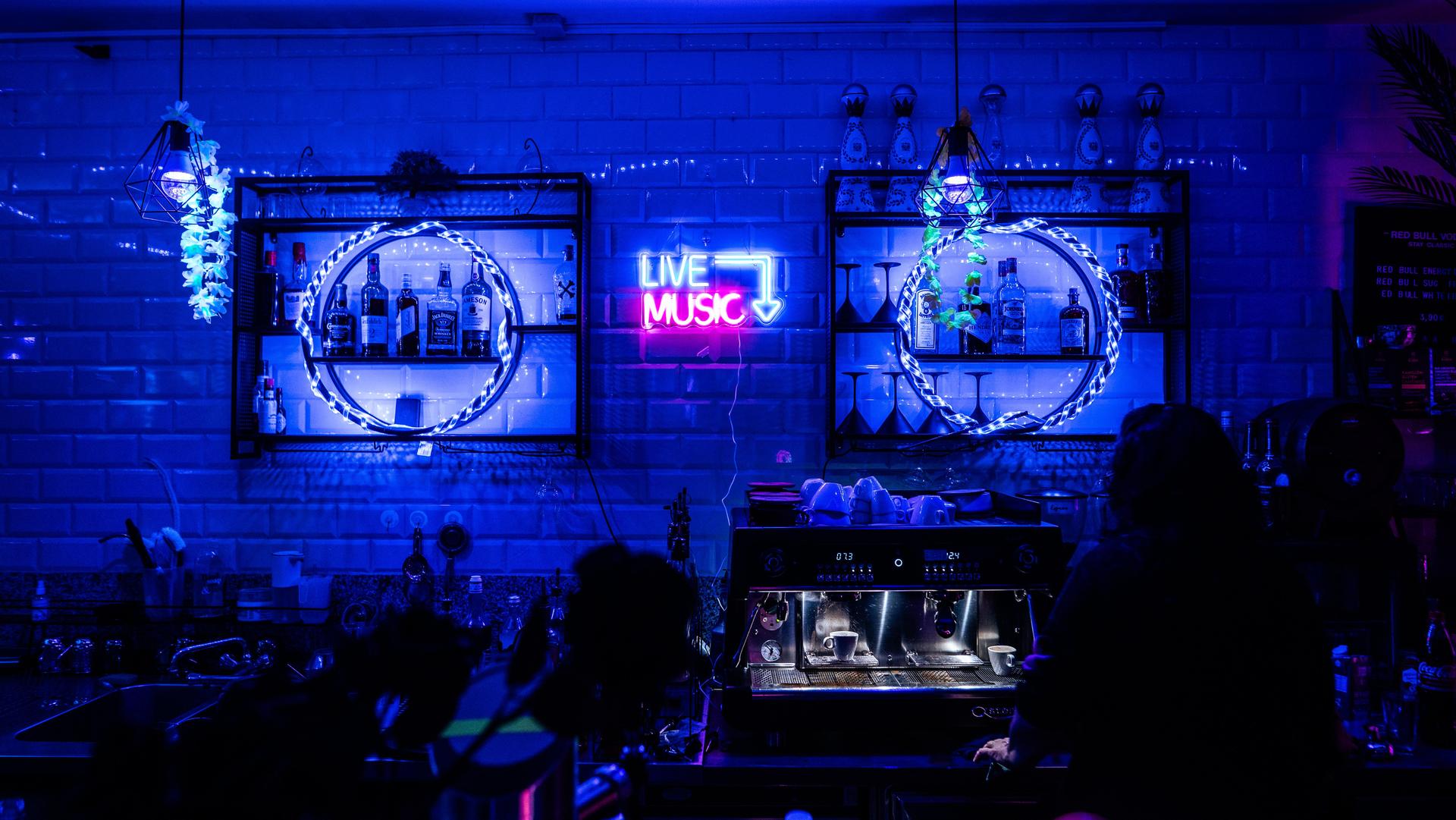 „Neon Beach Night” war das Motto bei der Party am Samstag in der SantoRino-Bar. (Bild: Hannes Stock)