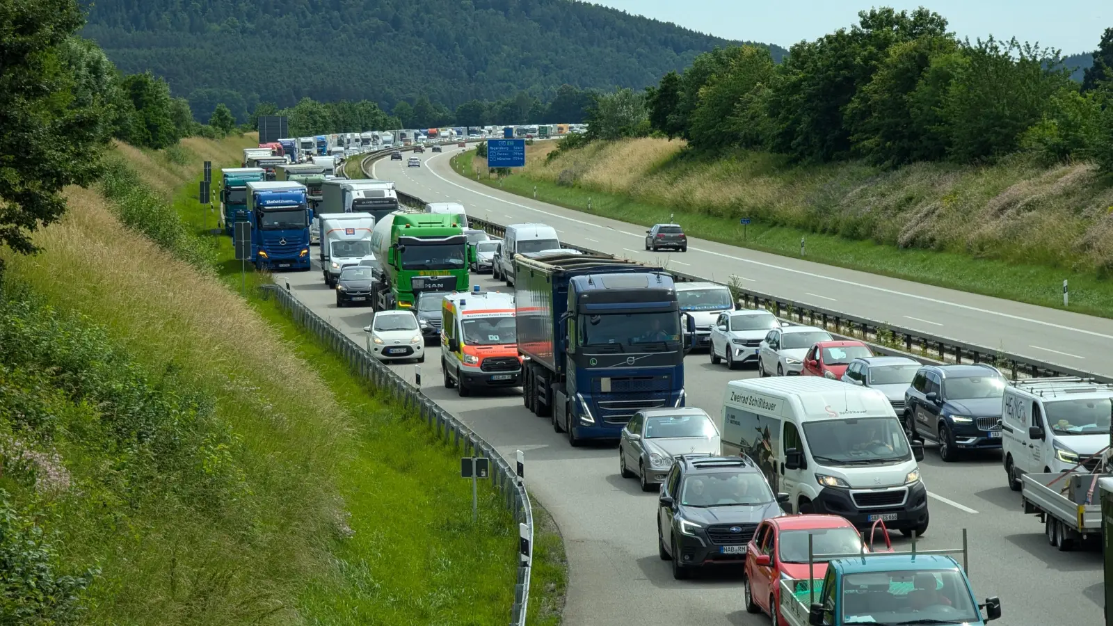 Ein Unfall auf der A 93 bei Pfreimd sorgt für einen längeren Stau und eine Komplettsperrung der Autobahn. Der Verkehr muss knapp zwei Stunden lang an den Anschlussstellen Nabburg (Bild) und Pfreimd ausgeleitet werden.  (Bild: Kristin Winderl)