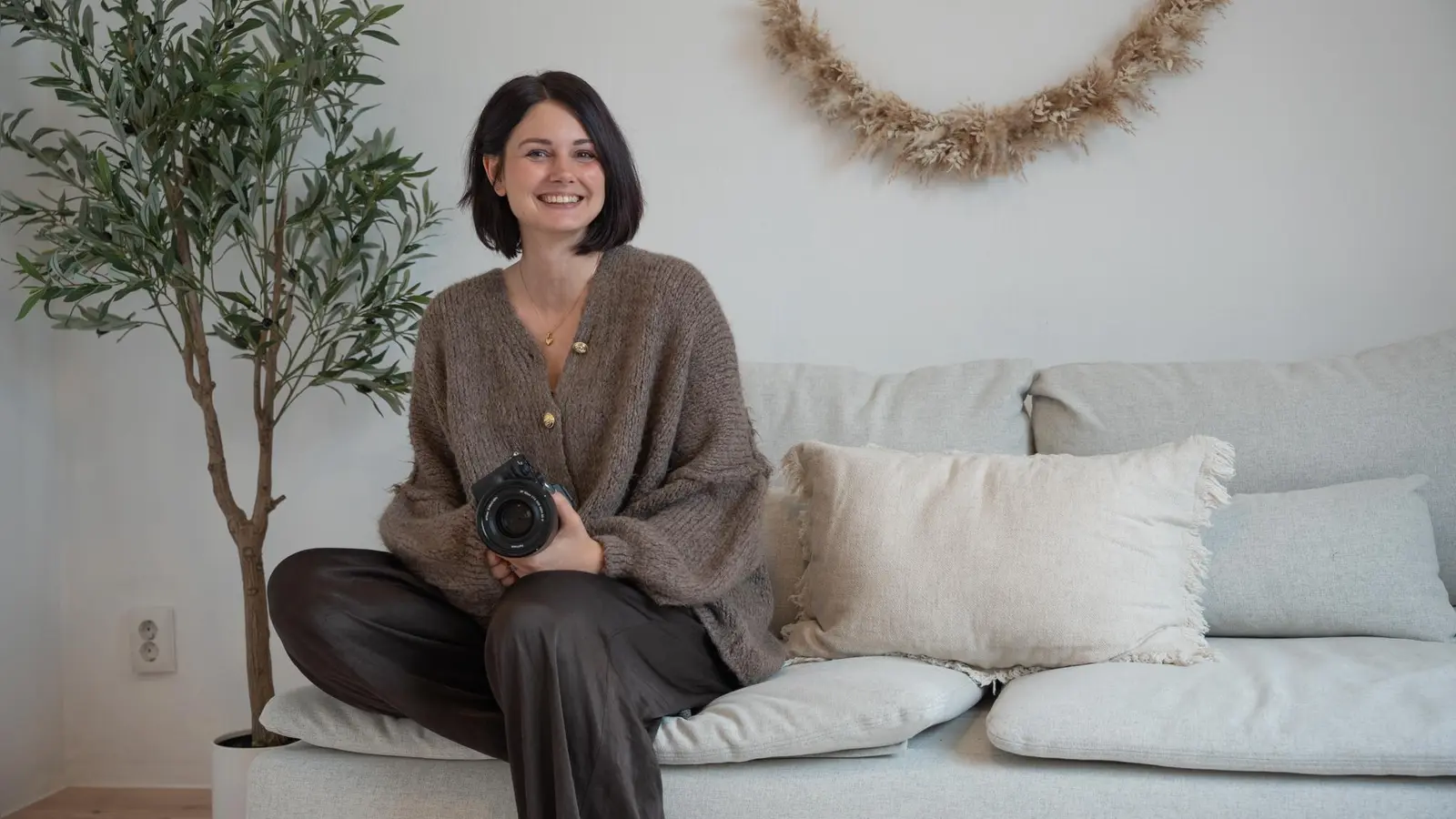 Cassandra Bscherer sitzt in ihrem Studio in Pressath. Seit 2024 hält sie hauptberuflich Erinnerungen aus besonderen Lebensphasen fest. Für sie ist es ihr „absoluter Traumjob”. (Bild: Annalena Rubey)