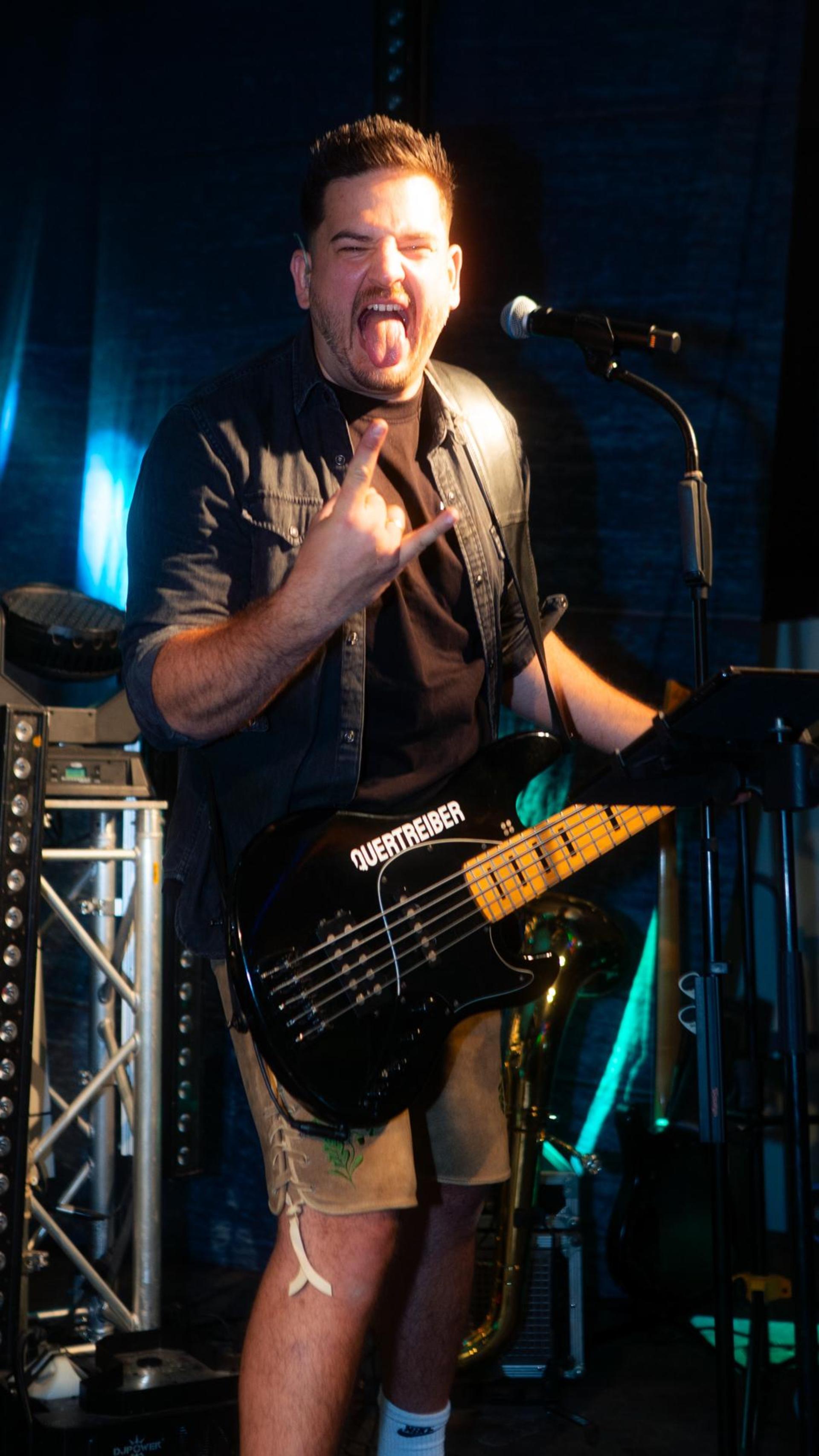 Die Quertreiber rocken am Samstagabend das Festzelt bei der Kirwa in Wernberg.  (Bild: Hannes Stock)