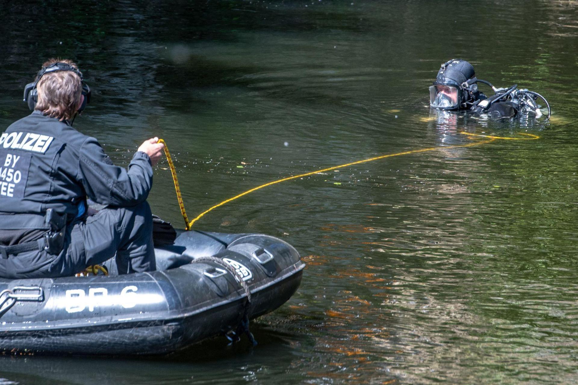 Nach mutmaßlichen Brandanschlägen in der Oberpfalz suchten Polizeitaucher in der Donau bei Regensburg nach möglichen Beweisen. (Symbolbild) (Bild: Armin Weigel/dpa)