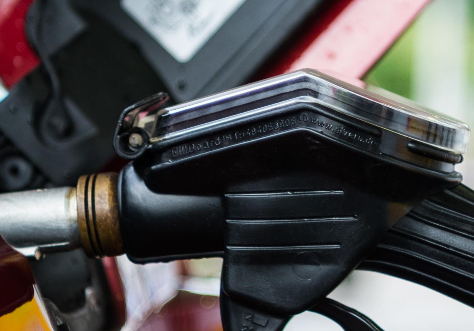 Ein Dieb hat bei Wernberg-Köblitz 600 Liter Diesel aus einem Lastwagen abgezapft.  (Symbolbild: Christophe Gateau/dpa)