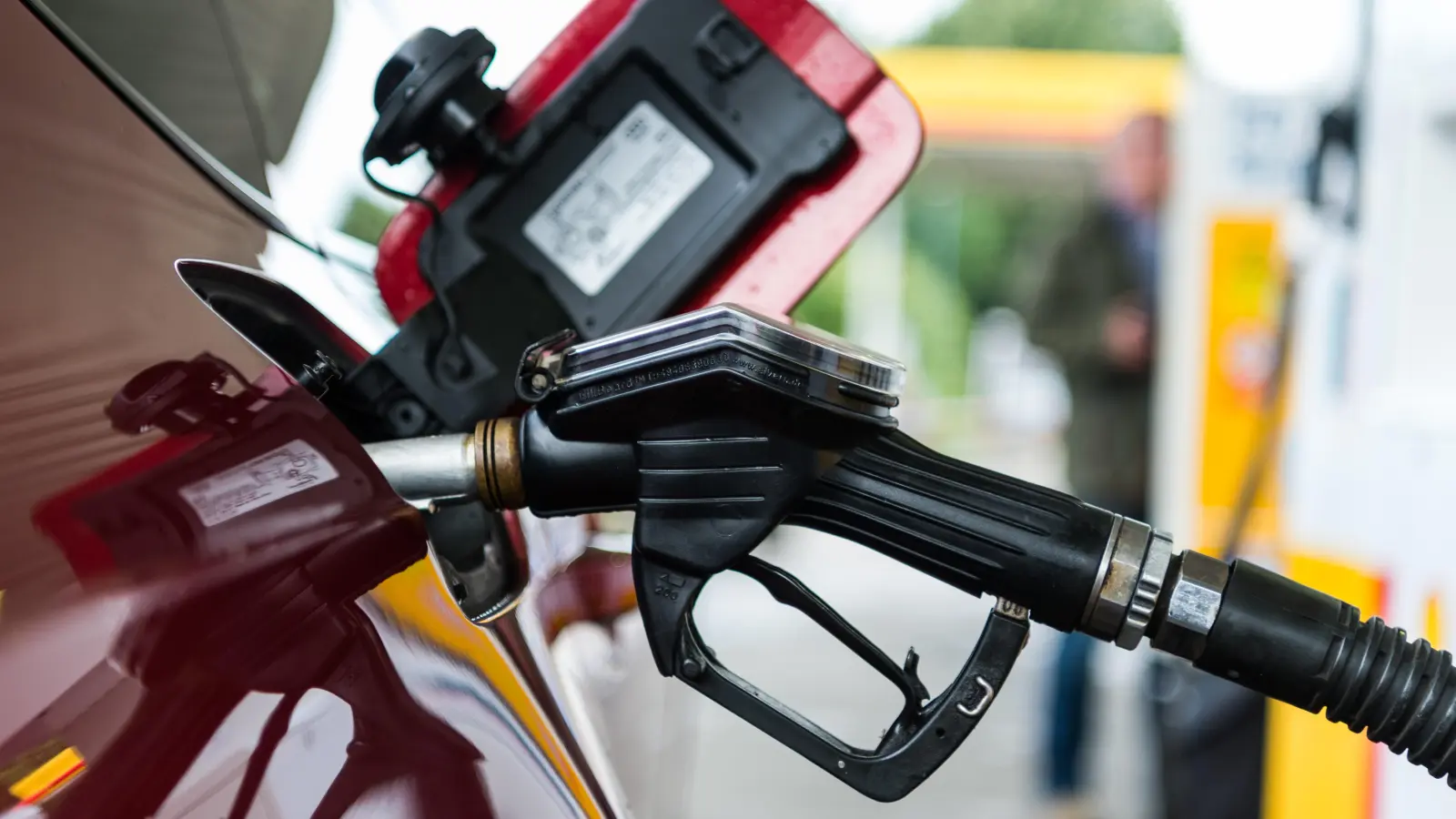 Ein Dieb hat bei Wernberg-Köblitz 600 Liter Diesel aus einem Lastwagen abgezapft.  (Symbolbild: Christophe Gateau/dpa)