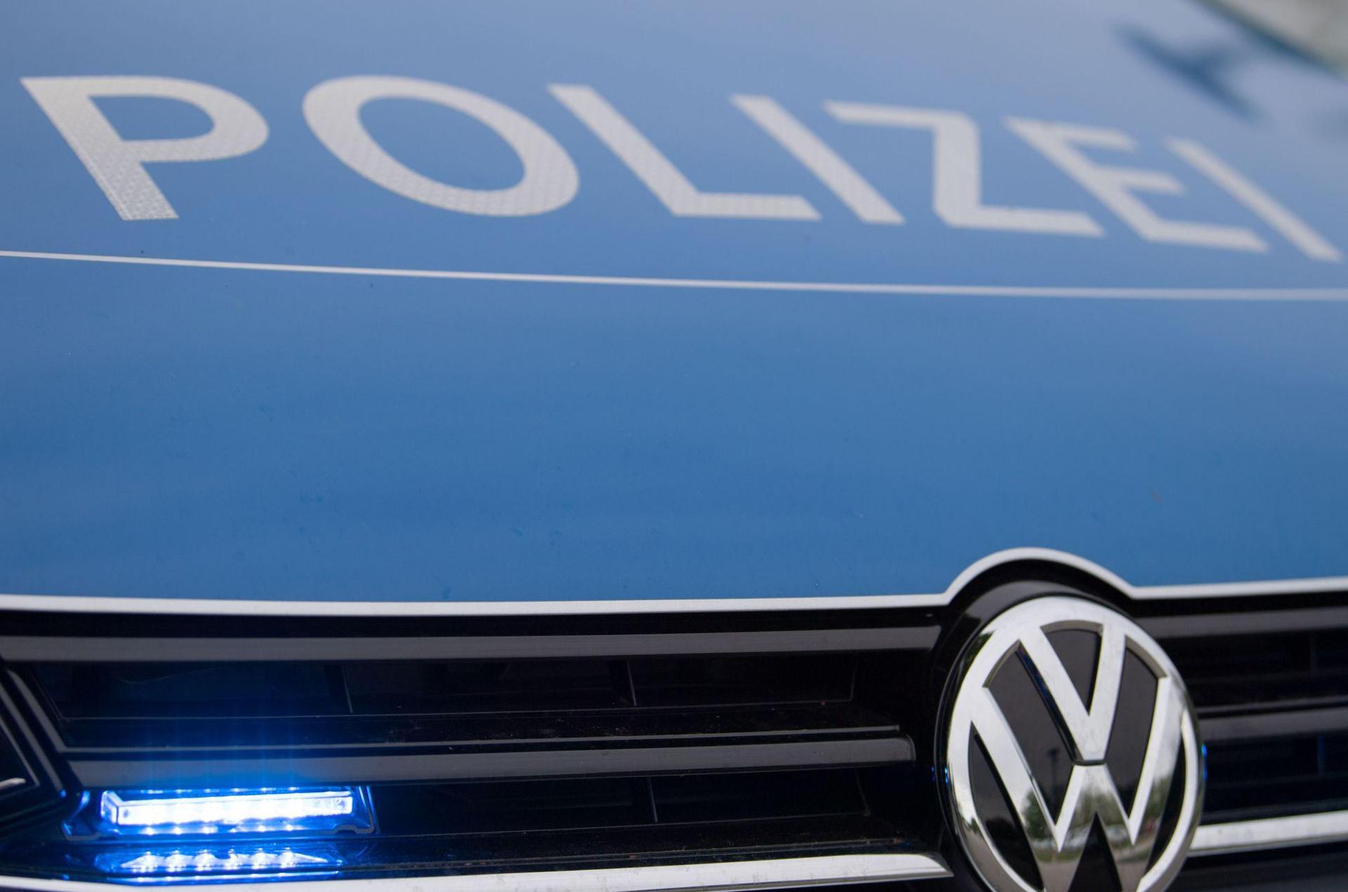 Ein Autofahrer aus Schwandorf versuchte am Samstag, sich einer Polizeikontrolle zu entziehen. (Symbolbild: Lino Mirgeler/dpa)