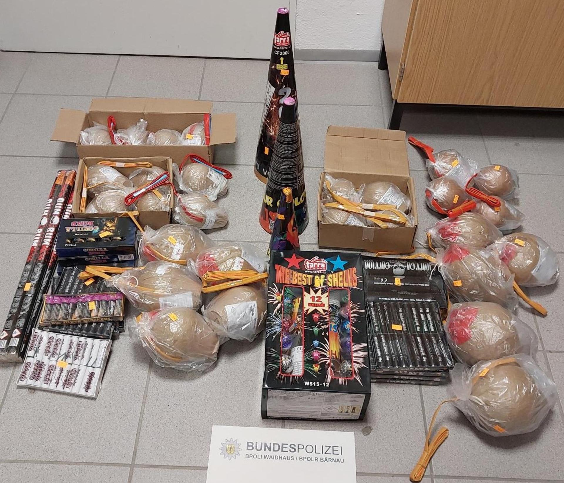 Illegales Feuerwerk mit ca. 30 Kilogramm Nettoexplosivmasse beschlagnahmten Fahnder des Bundespolizeireviers Bärnau am 22. Dezember bei einem Reisenden in Waldsassen. Darunter viele Kugelbomben mit enormer Sprengkraft. (Bild: Bundespolizei)