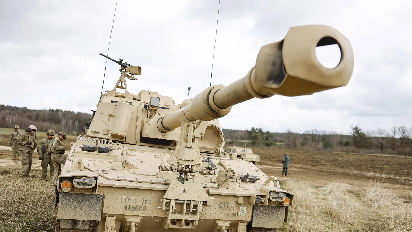 Eine US-amerikanische Panzerhaubitze steht bei einer Artillerie-Übung auf dem Truppenübungsplatz Grafenwöhr. (Symbolbild: Daniel Löb/dpa)