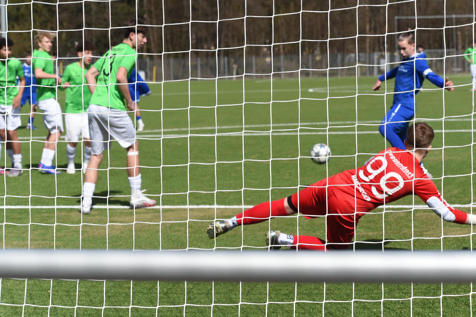 Bildergalerie der C-Junioren der SpVgg SV Weiden in der Bayernliga-Aufstiegsrunde. Die Weidener verloren die Partie mit 0:3 gegen Deggendorf.  (Bild: Gerhard Büttner)