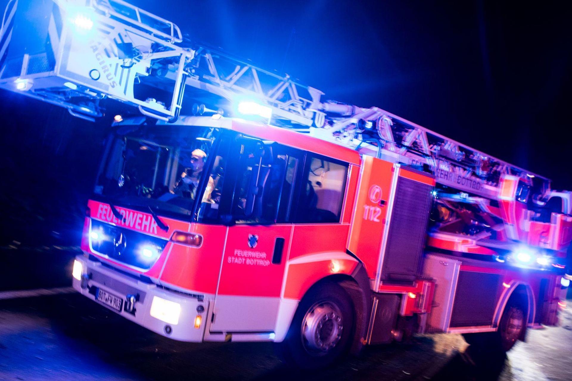 Die Flammen greifen auch auf ein Wohnhaus über. (Symbolbild) (Bild: Marcel Kusch/dpa)