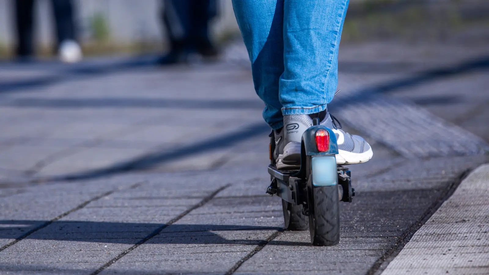 Die Polizei hat einen 16-Jährigen in Weiden angehalten. Sein E-Scooter war nicht versichert.  (Symbolbild: Jens Büttner/dpa)