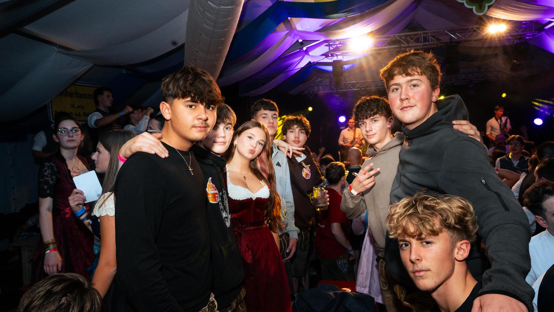 Zum Feiern standen die Besucher schon früh auf den Tischen. (Bild: Hannes Stock)