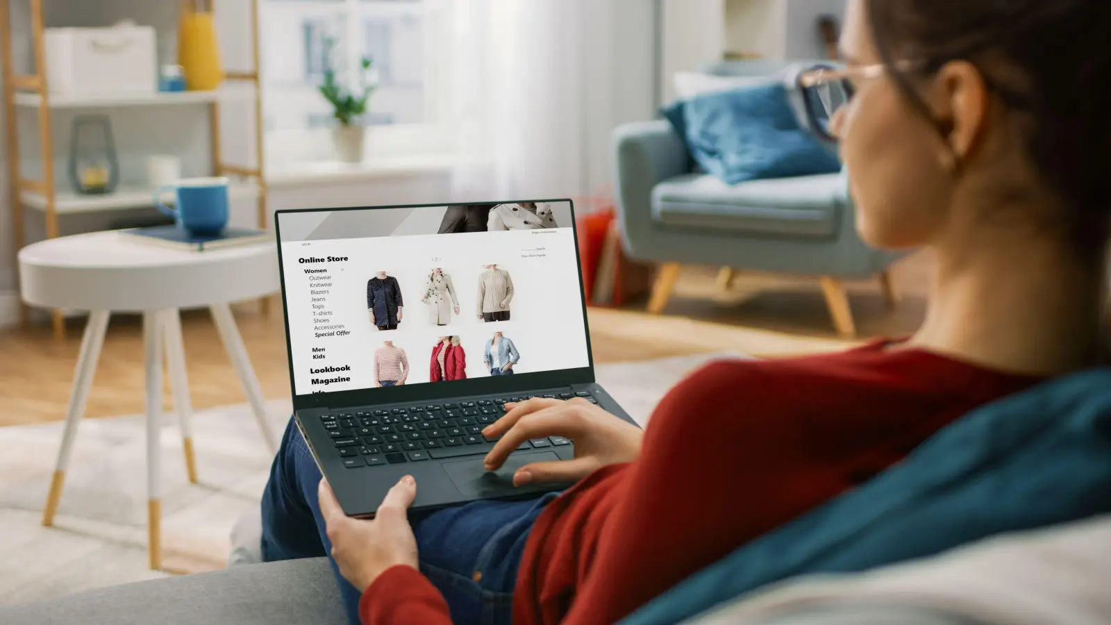 „Es gibt Dark Patterns, die psychologischen Druck erzeugen”, erklärt Christine Stadler. „Diese finden sich beispielsweise beim Online-Shopping: Warnhinweise, dass nur noch eine geringe Menge des Produkts verfügbar ist, oder Countdowns, die darauf hinweisen, dass ein Produkt nur noch kurze Zeit erhältlich ist.”  (Symbolbild: Gorodenkoff  –  stock.adobe.com)