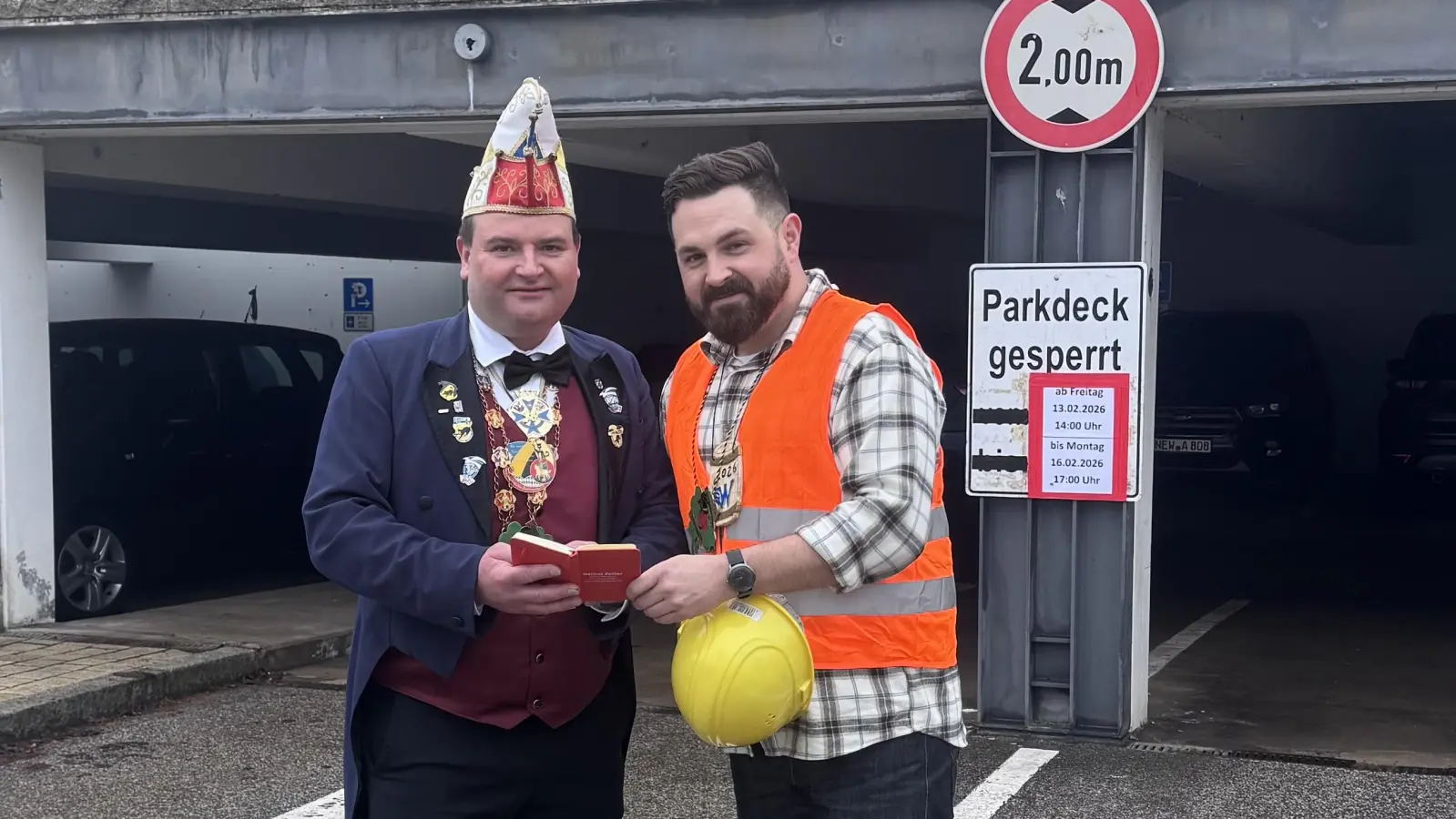 Die Verantwortlichen - der Chef des Neustädter Faschingsvereins, Jürgen Trescher (links) und Bürgermeister Sebastian Giering – bei der Abschlussbesprechung zum Faschingszug. (Bild: Jürgen Trescher)