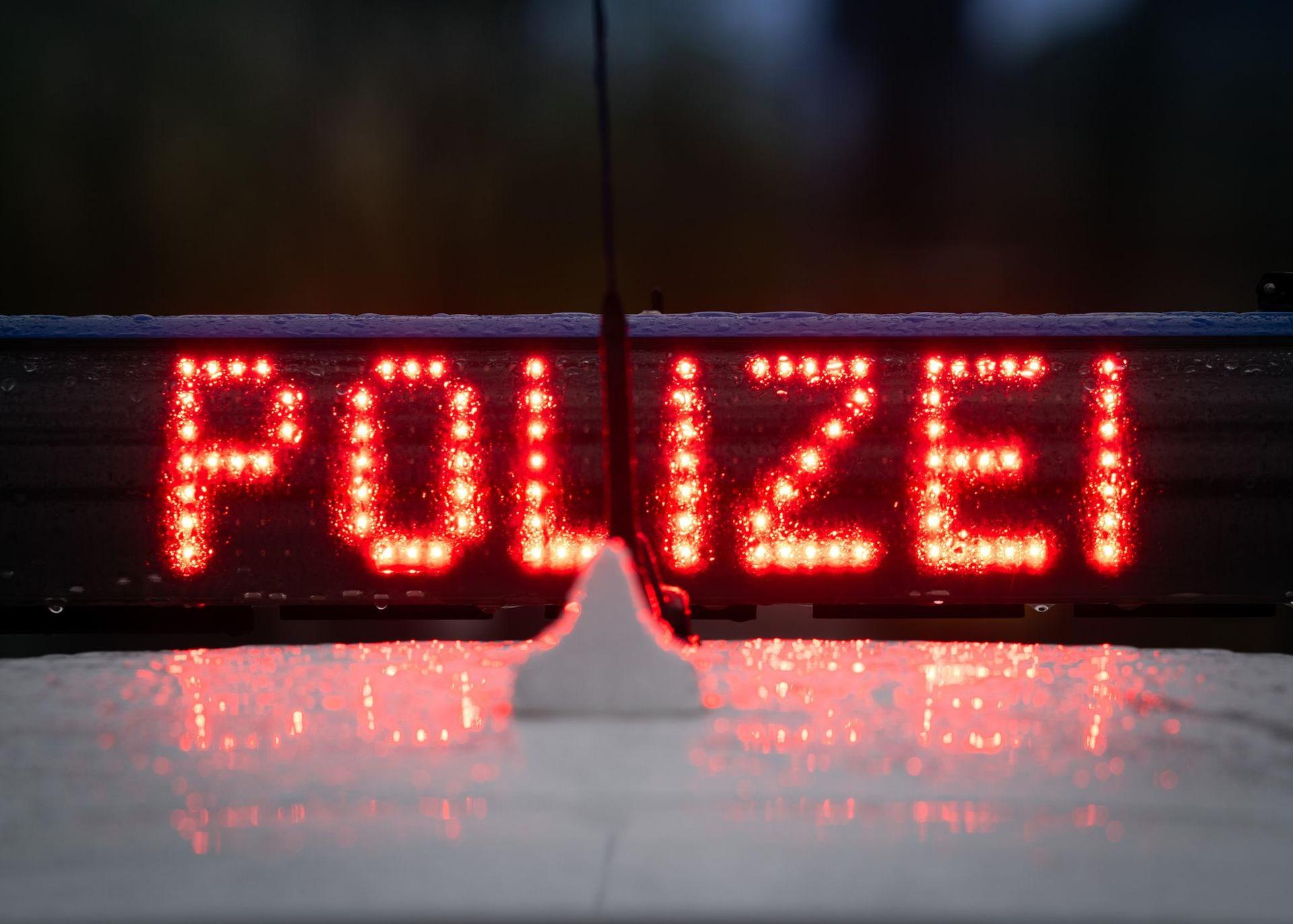 Die Polizei hat in Fürth die Leiche einer Frau gefunden. (Symbolbild: Soeren Stache/dpa)