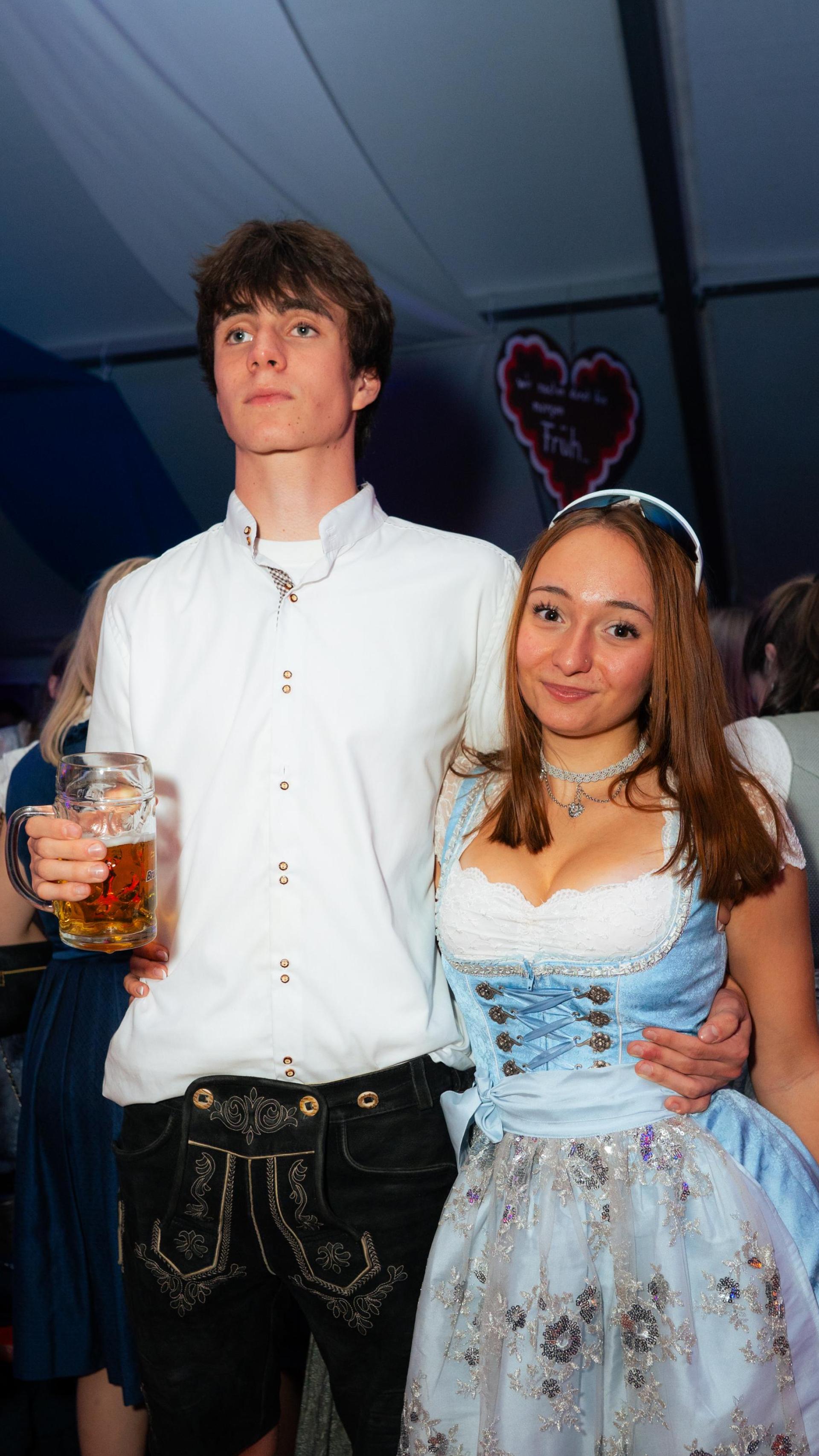 In Lederhose und Dirndl feiert es sich gleich noch schöner. (Bild: Hannes Stock)