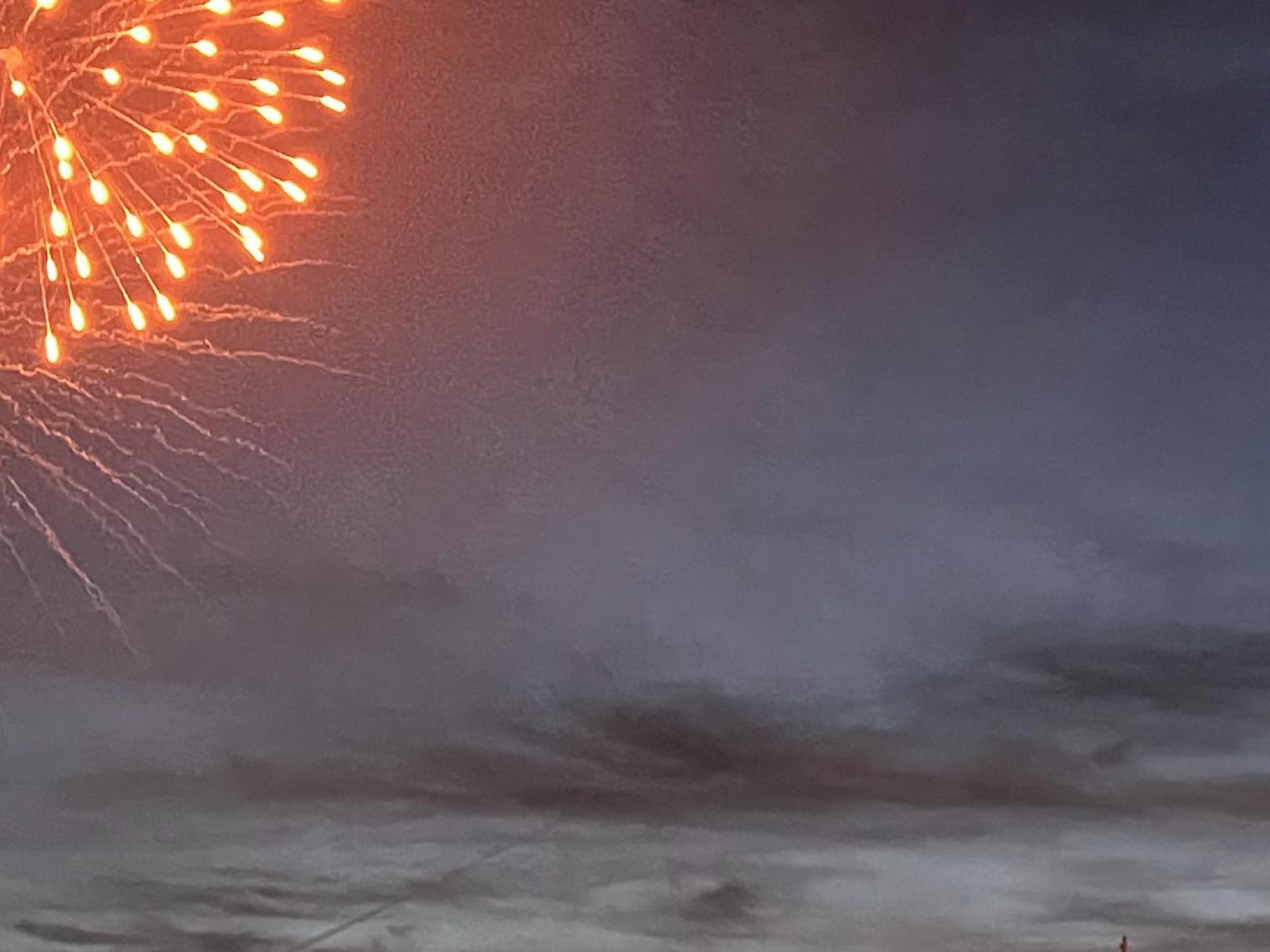 Ein großes Brillantfeuerwerk war der Abschluss des Festes zum amerikanischen Unabhängigkeitstag auf dem Paradefeld vor dem Wasserturm der mit den amerikanischen Nationalfarben beleuchtet wurde.  (Bild: mor)